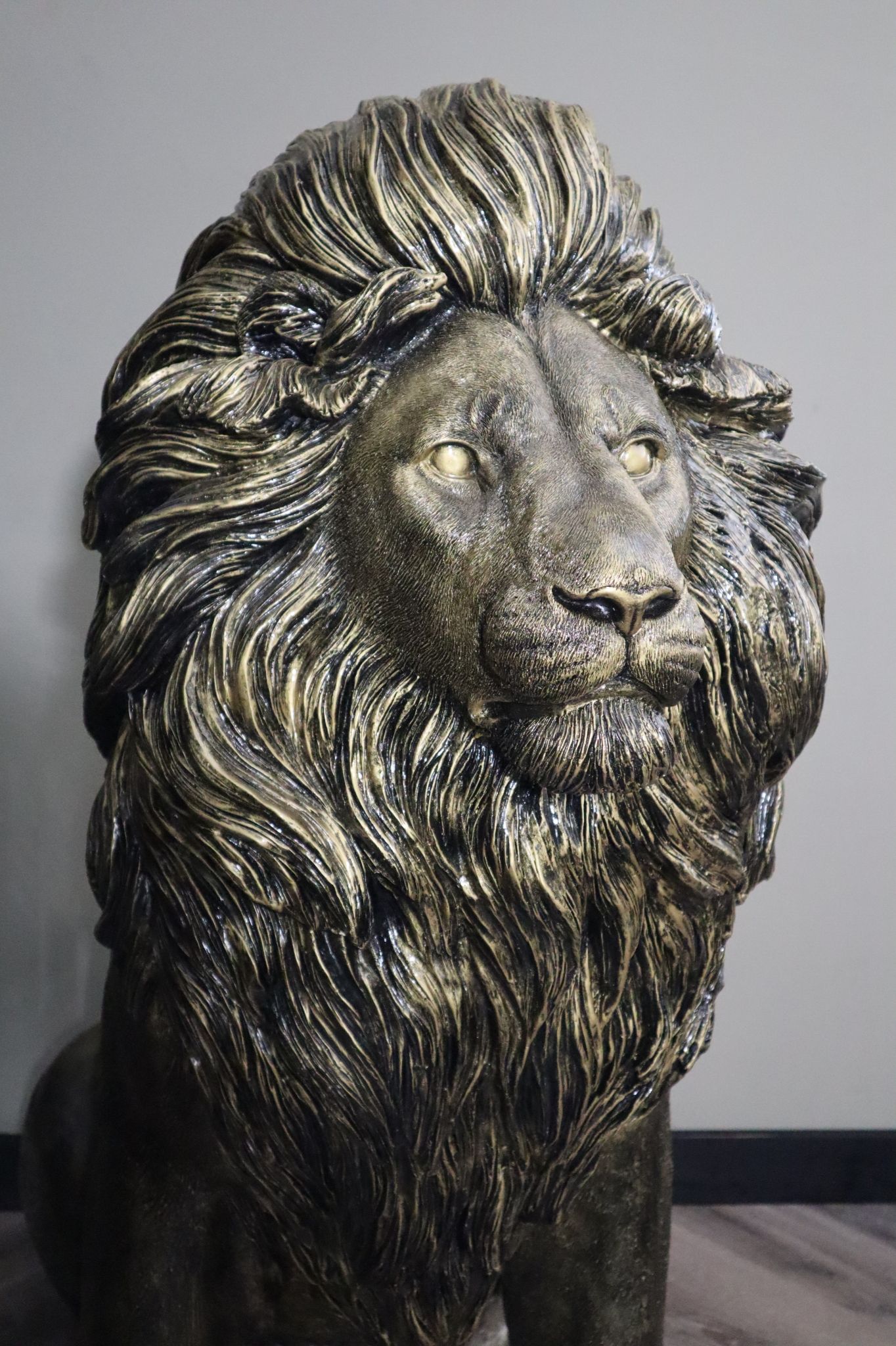 Gouden leeuw beeld 134 cm XXL zittend luxe tuinbeeld dierenbeeld