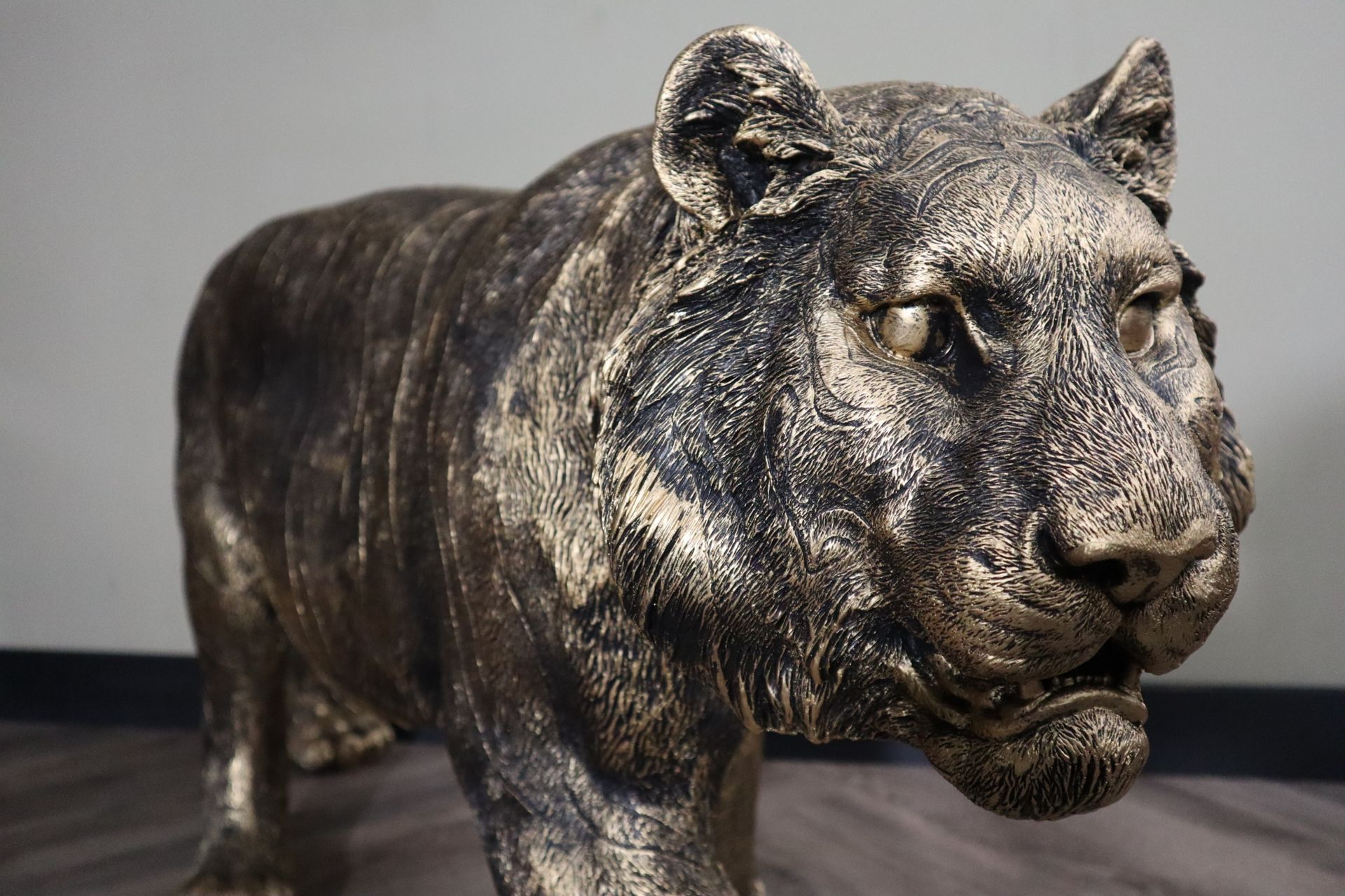 Tijger dierenbeeld 130 cm lopend eyecatcher tuinbeeld dierenbeeld decoratie