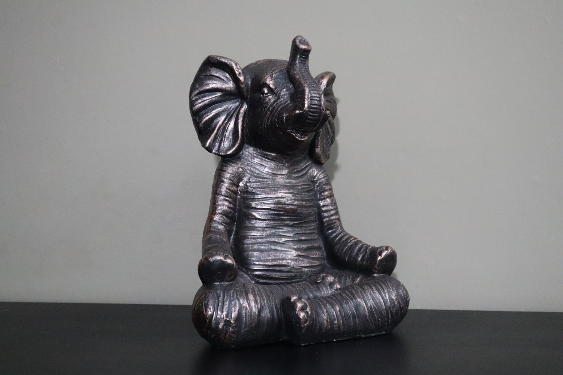 Olifant Boeddha beeld 34 cm dierenbeeld tuin en interieur decoratie