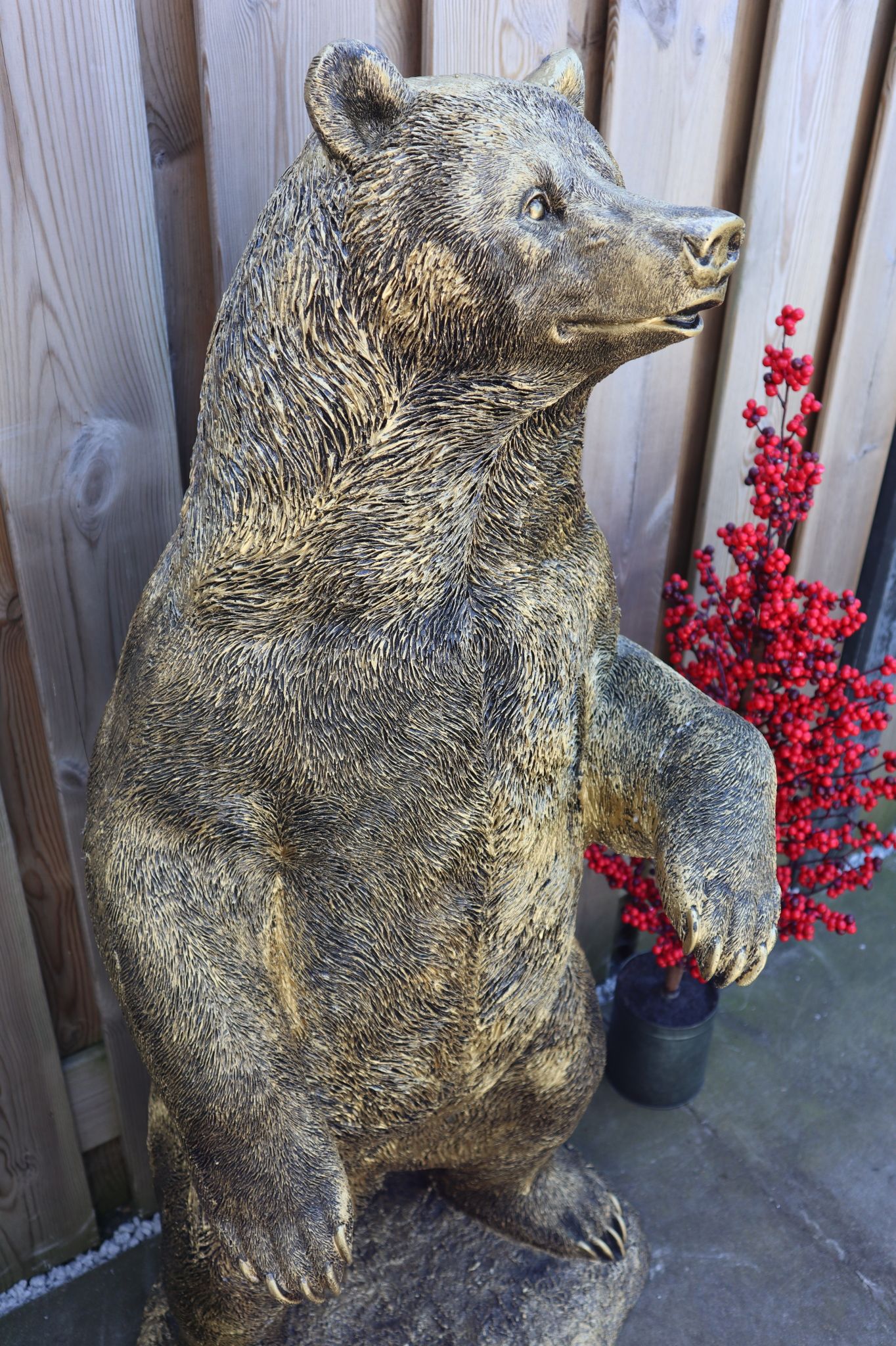 Groot beer beeld goud 119 cm staand realistisch dierenbeeld tuinbeeld