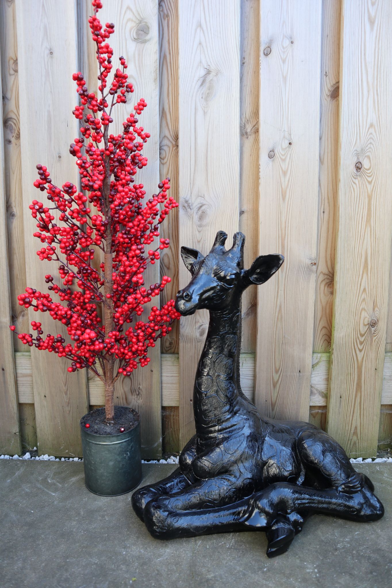 Giraffe dierenbeeld zwart 57 cm liggend tuinbeeld moderne decoratie
