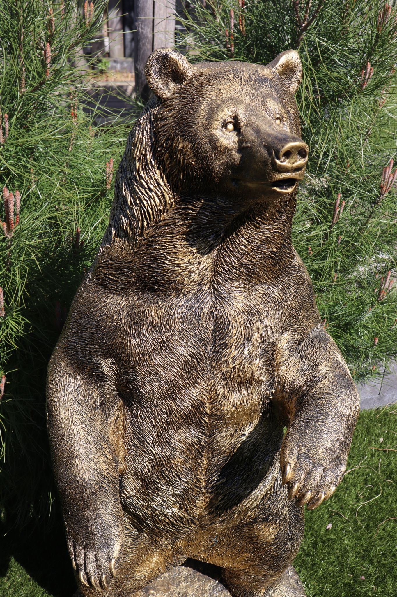 Groot beer beeld goud 119 cm staand realistisch dierenbeeld tuinbeeld