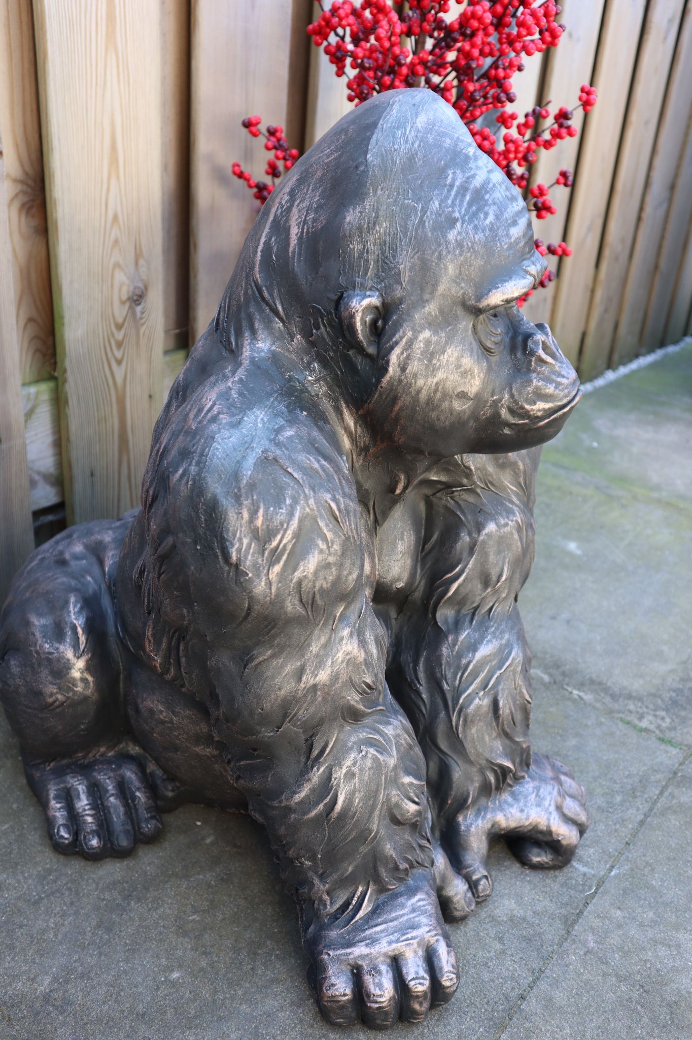 Gorilla dierenbeeld 58 cm brons kleur eyecatcher tuin decoratie