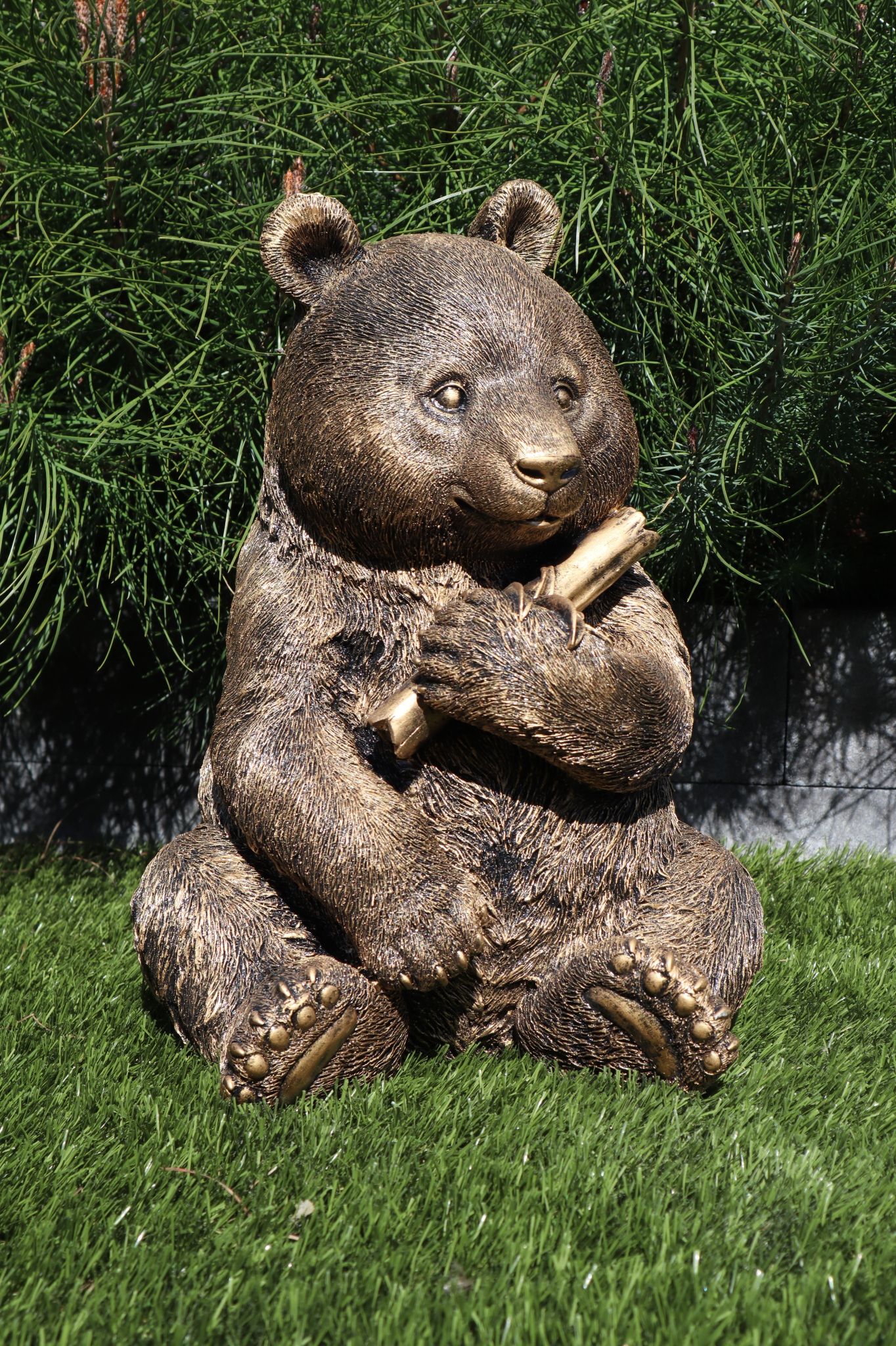 Panda beeld 40 cm goud realistisch zittend tuinbeeld dierenbeeld