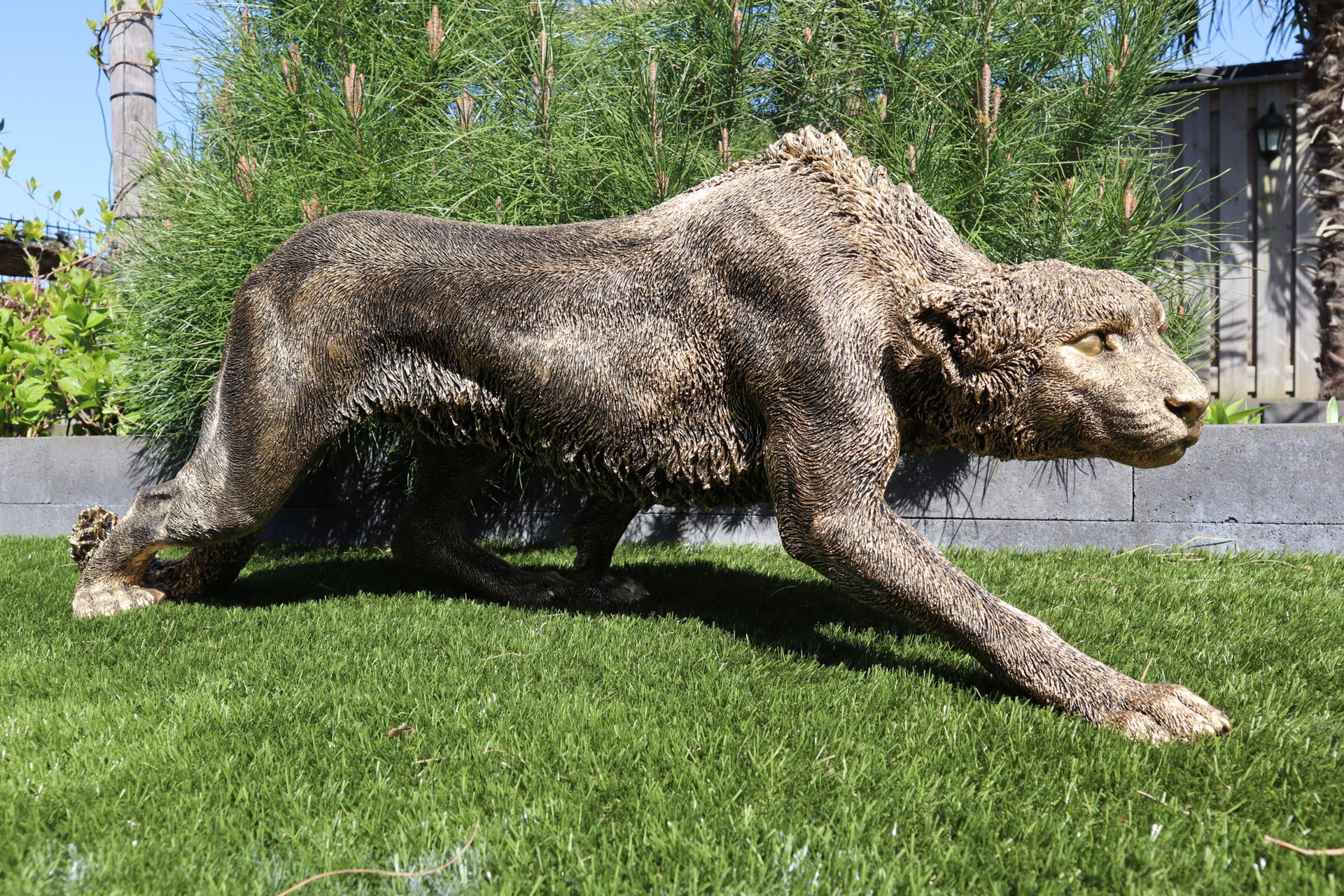 Sluipend cheeta beeld goud 125 cm luxe dierenbeeld voor binnen en buiten