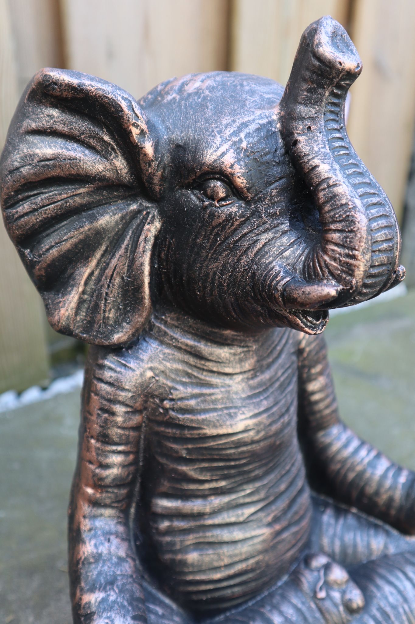 Olifant beeld 34 cm Boeddha houding spiritueel dierenbeeld tuin en interieur