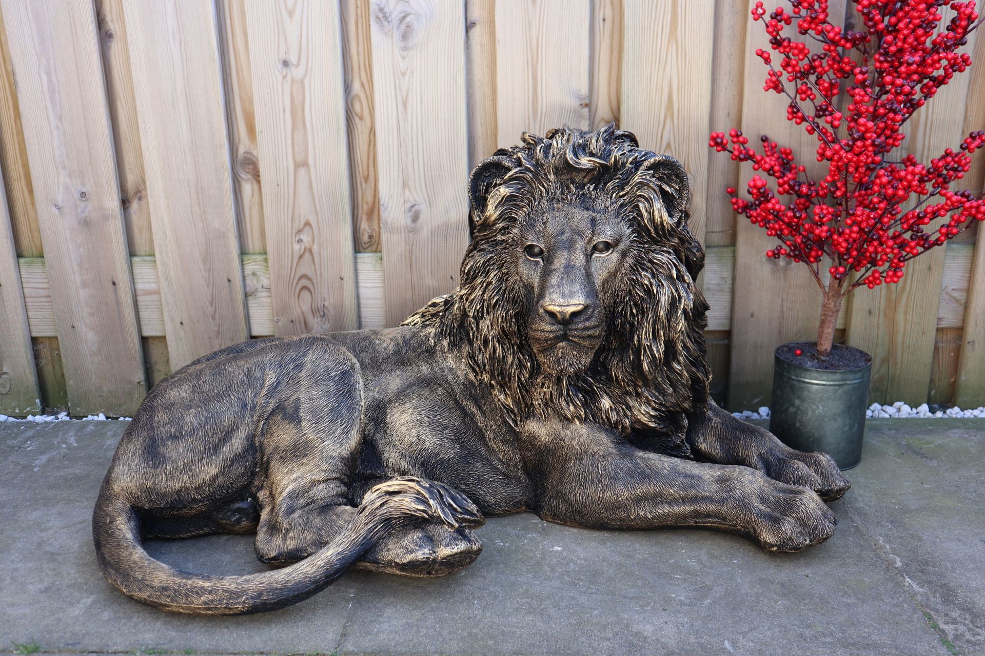 Liggend leeuw beeld goud 93 cm luxe dierenbeeld voor binnen en buiten
