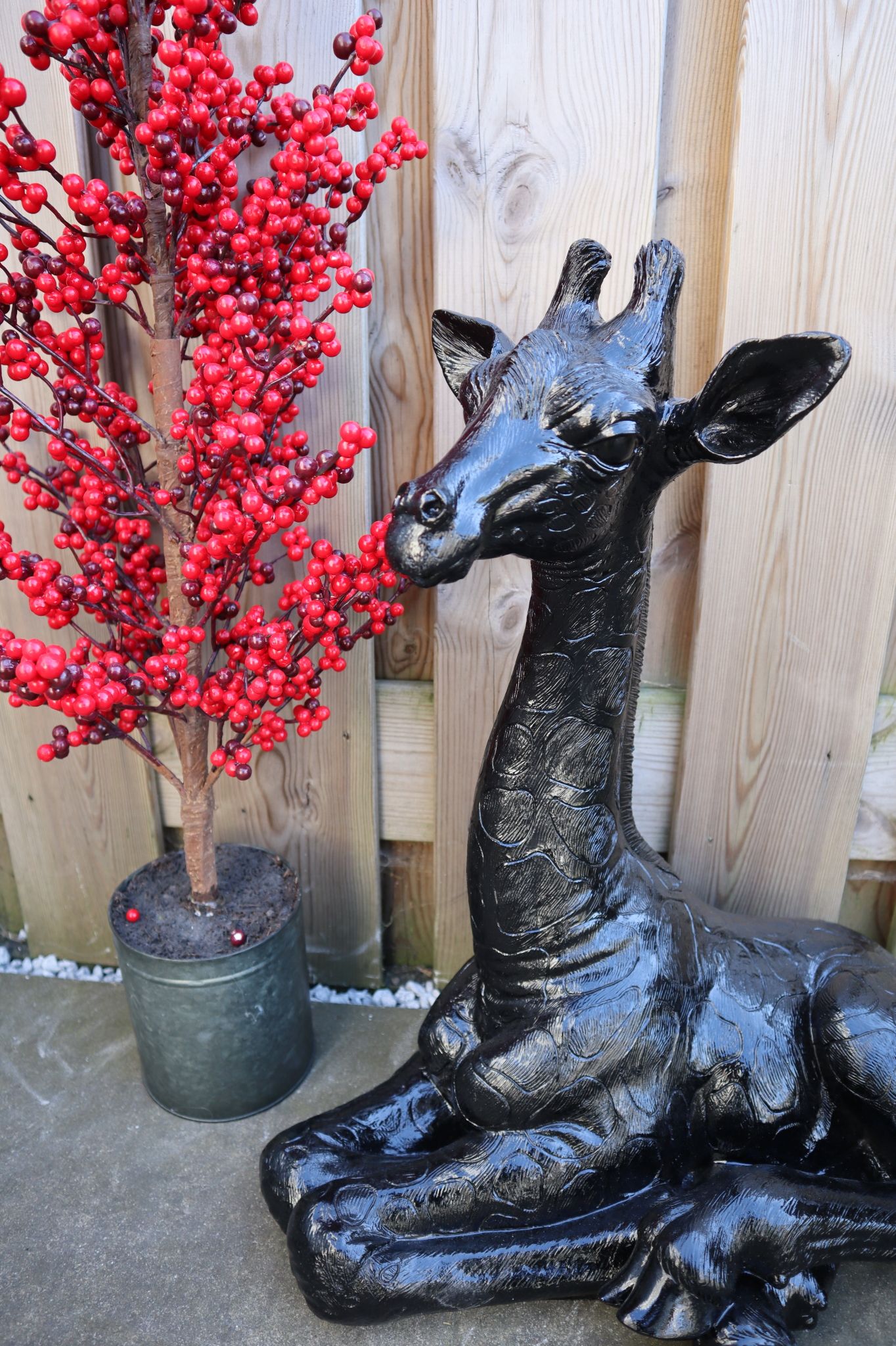 Liggend giraffe beeld zwart 57 cm luxe dierenbeeld tuin decoratie