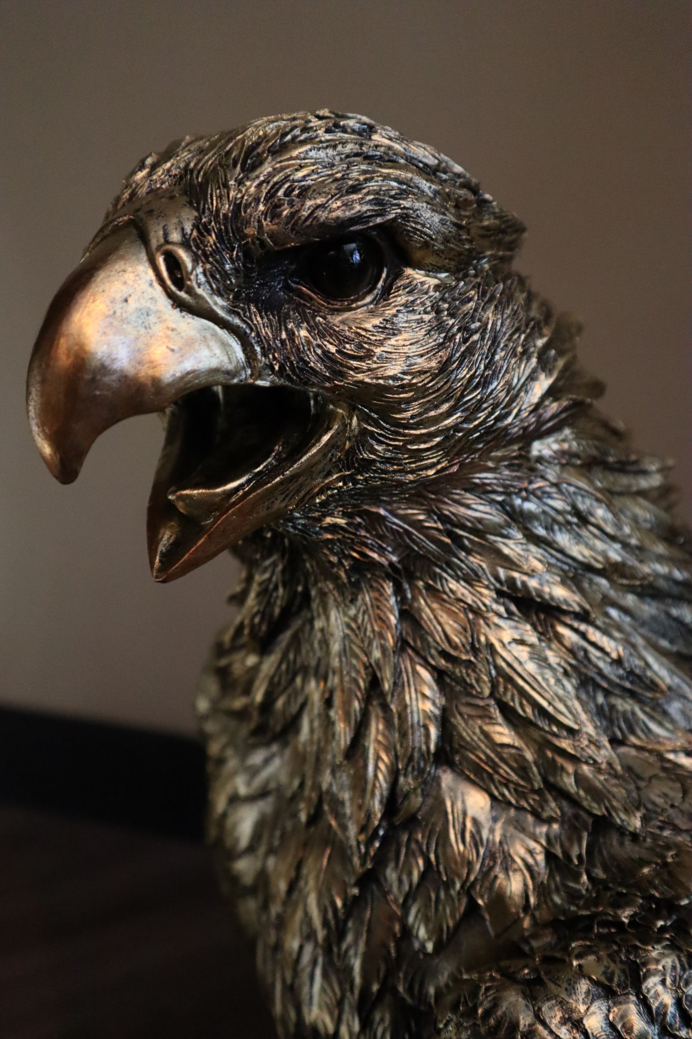 Staand arend beeld goud 54 cm luxe vogelbeeld voor binnen en buiten