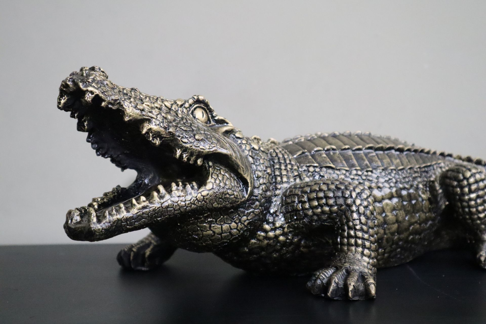 Krokodil dierenbeeld 60 cm goud liggend realistisch tuinbeeld decoratie