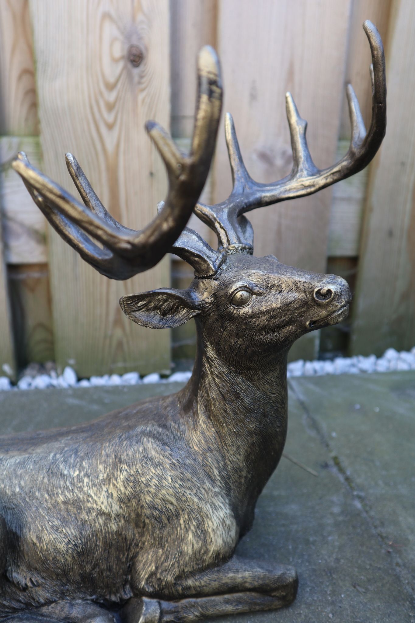 Liggend hert beeld goud 37 cm luxe dierenbeeld voor binnen en buiten
