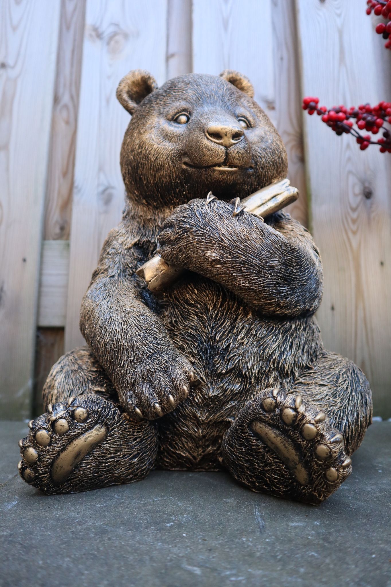 Panda beeld 40 cm goud realistisch zittend tuinbeeld dierenbeeld