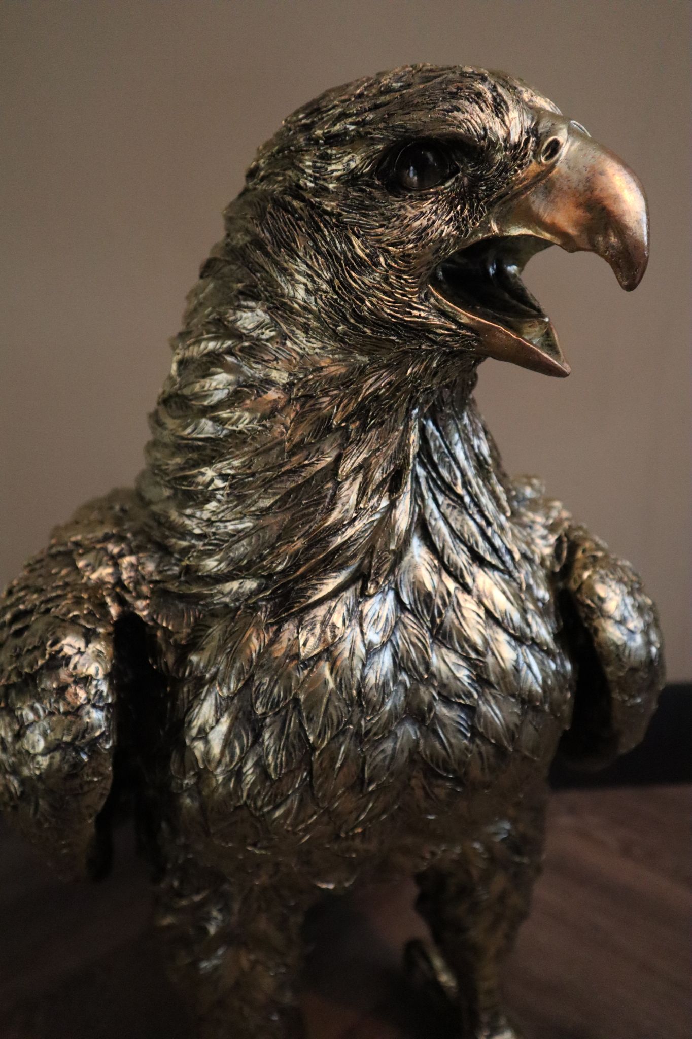 Arend beeld 54 cm goud staand eyecatcher tuinbeeld dierenbeeld