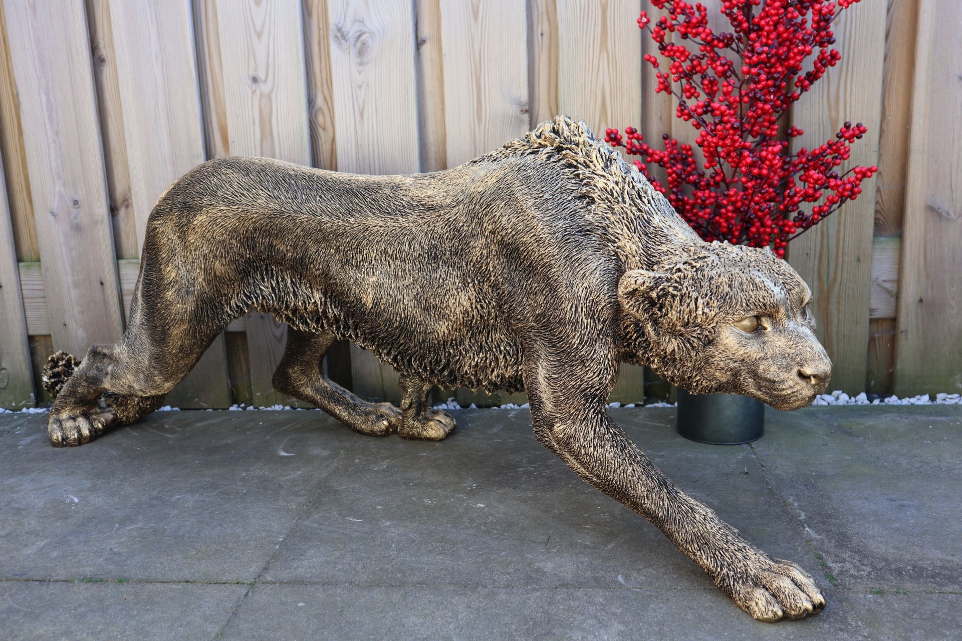Cheeta dierenbeeld 125 cm goud sluipend realistisch tuinbeeld decoratie