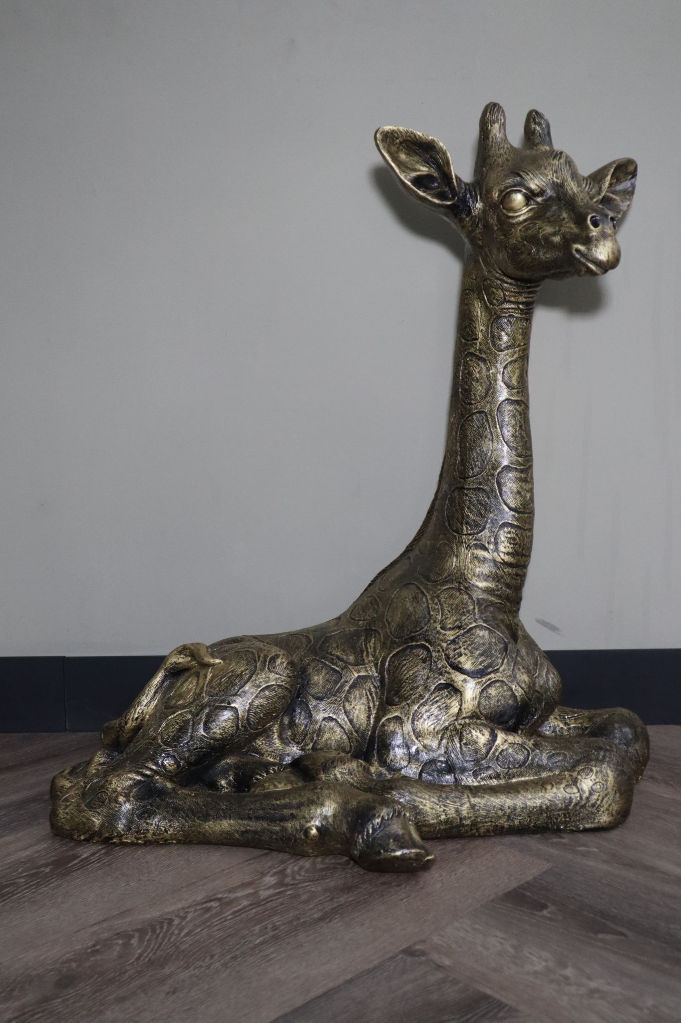 Giraffe beeld XL goud liggend 79 cm tuinbeeld dierenbeeld decoratie