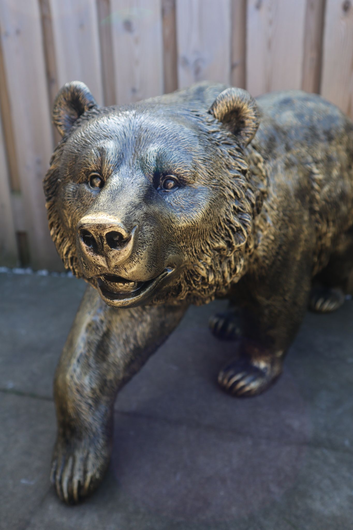 Lopend beer beeld goud 93 cm luxe dierenbeeld tuin decoratie