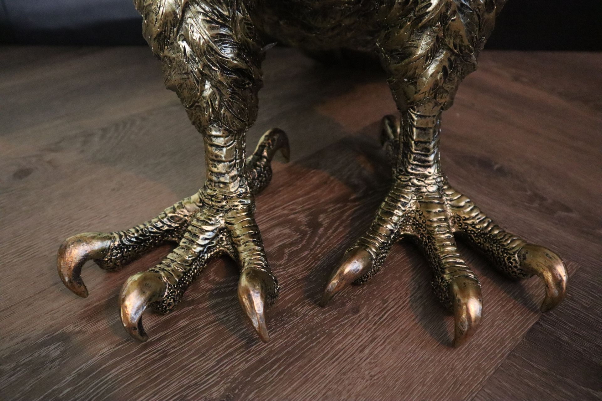 Arend dierenbeeld 54 cm goud staand realistisch tuinbeeld decoratie