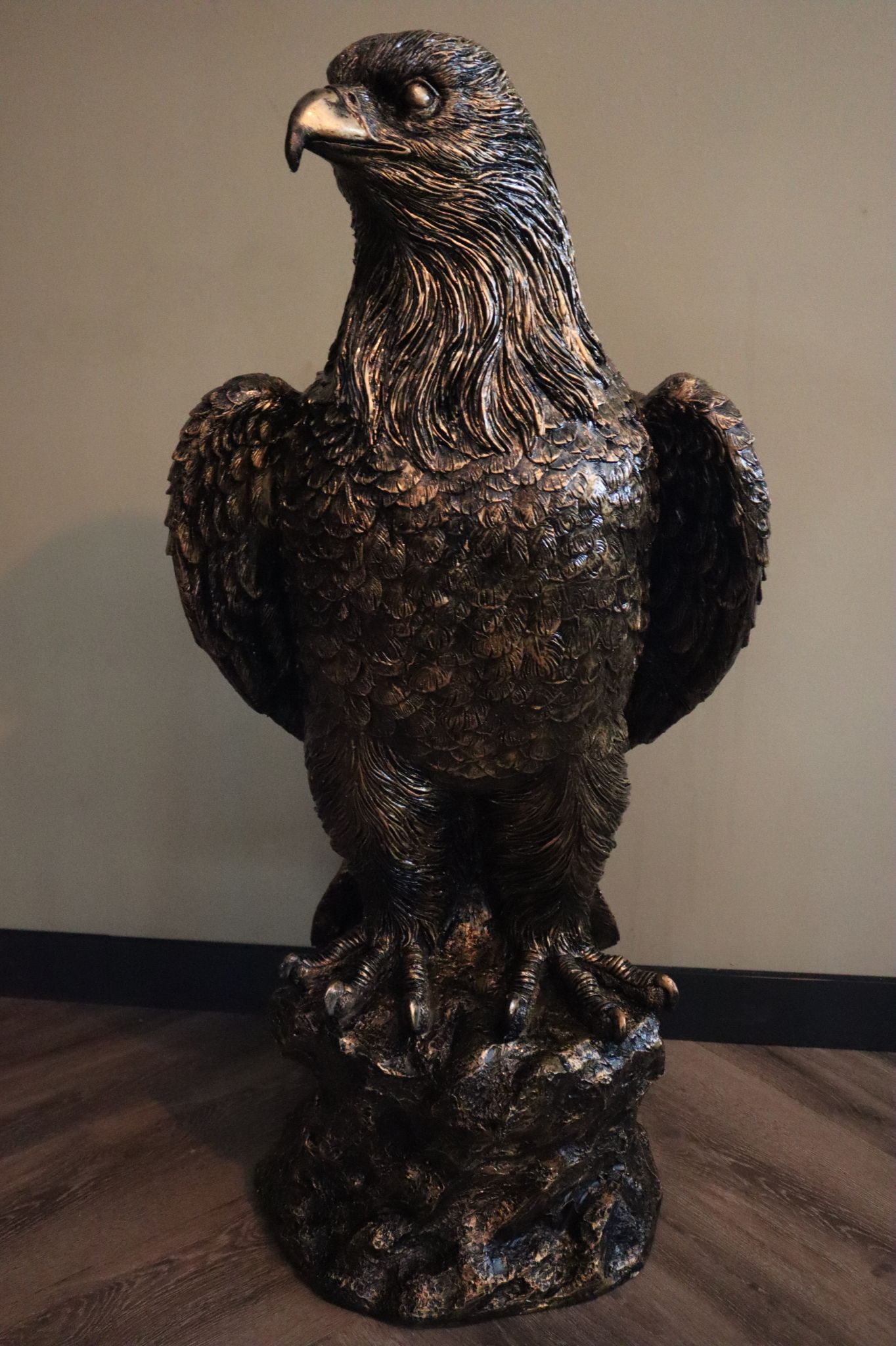 Arend beeld op stam goud 120 cm groot dierenbeeld tuinbeeld luxe decoratie