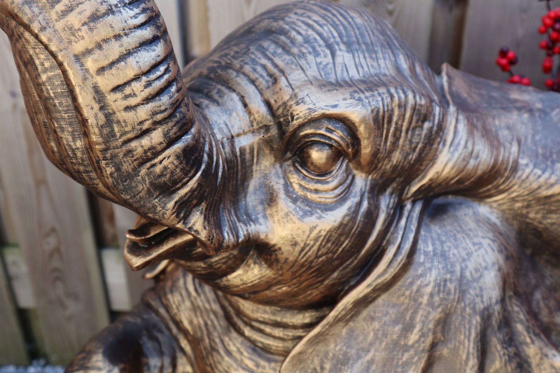 Groot olifant beeld goud 86 cm zittend exclusief dierenbeeld voor tuin en interieur