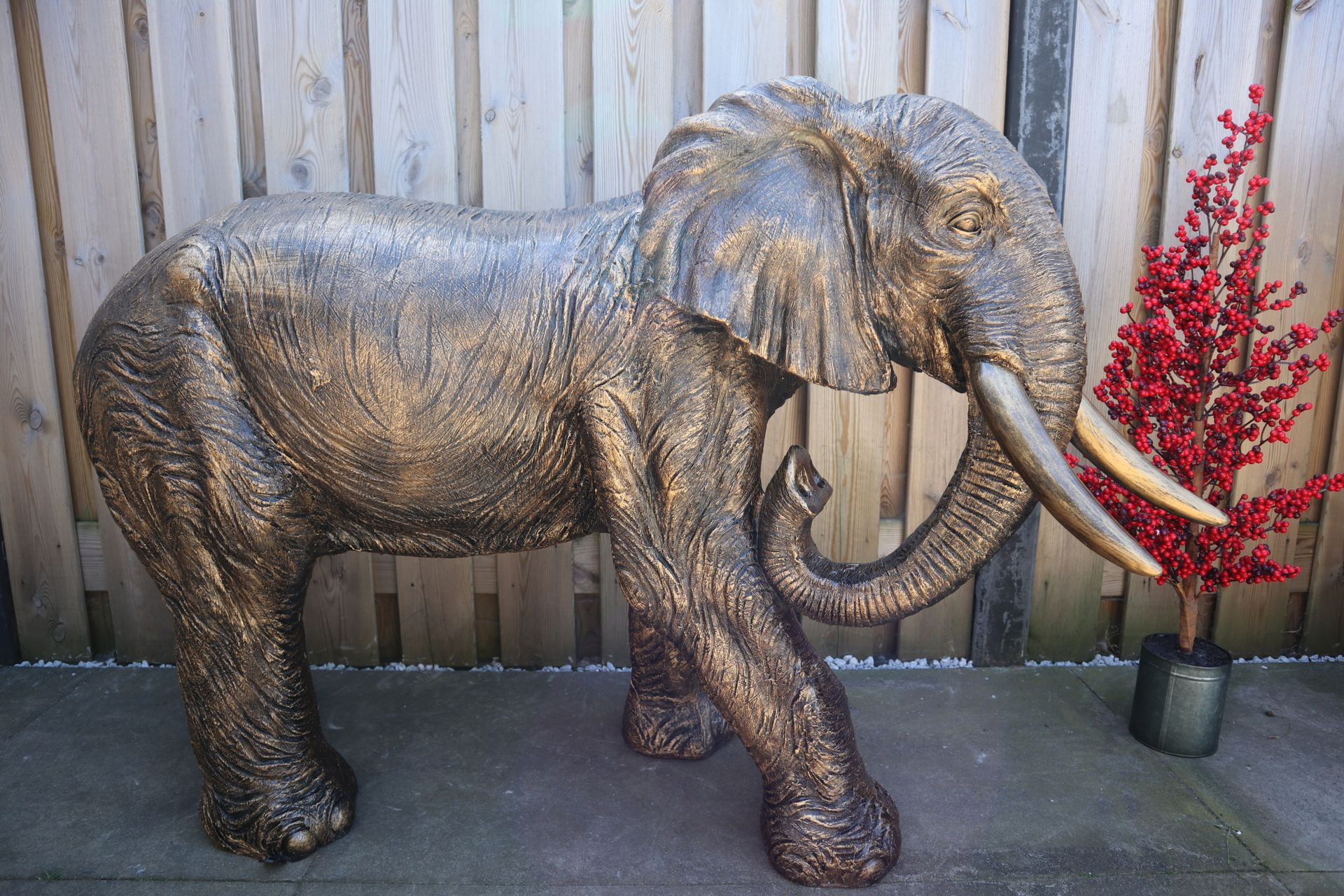 Olifant beeld goud 140 cm staand eyecatcher groot dierenbeeld tuinbeeld