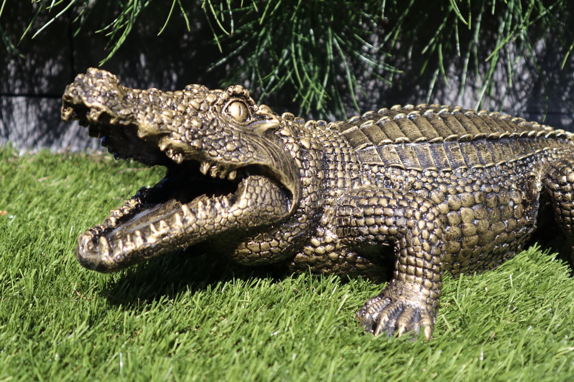 Krokodil beeld 60 cm goud liggend eyecatcher tuinbeeld dierenbeeld