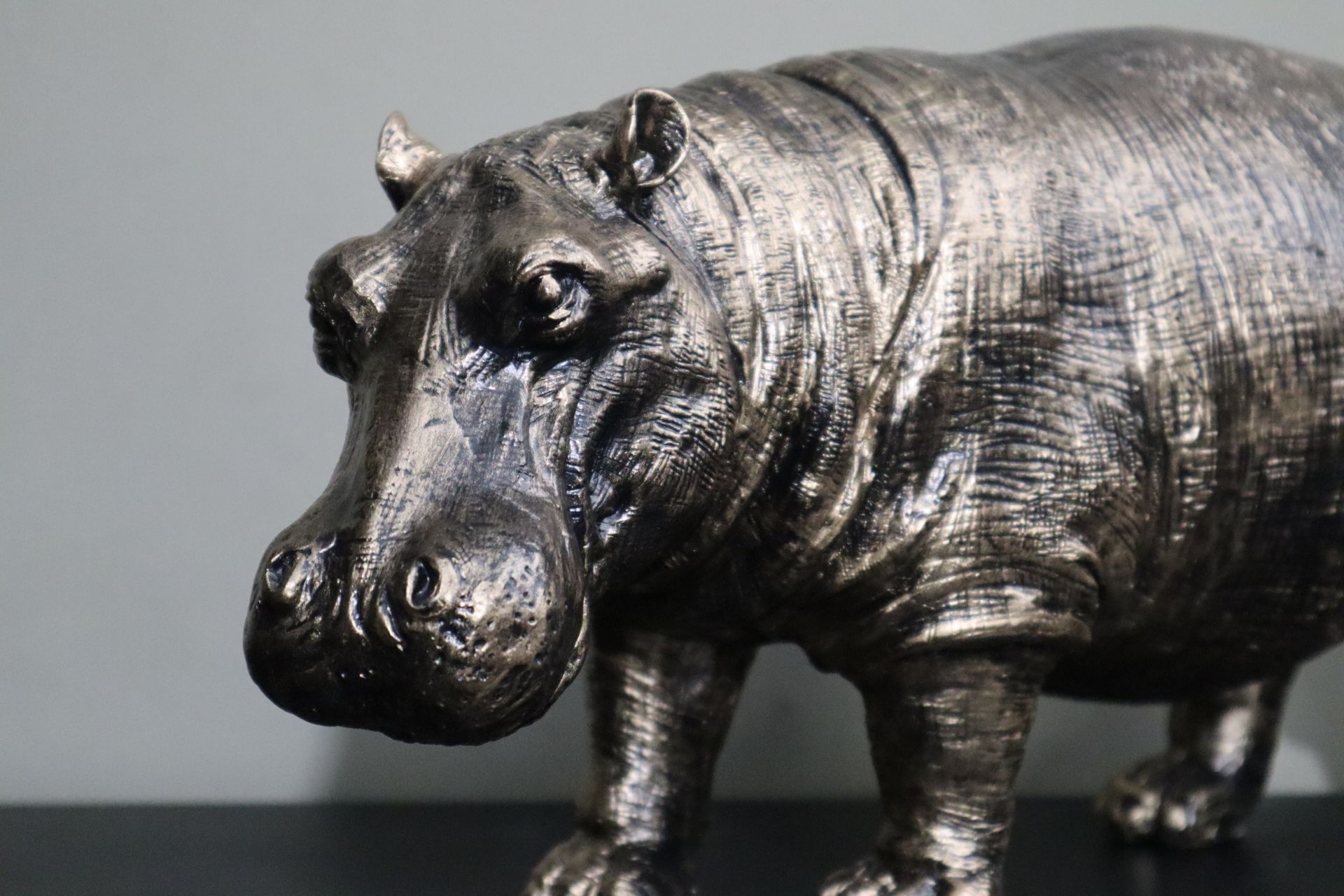 Nijlpaard dierenbeeld 45 cm goud staand realistisch tuinbeeld decoratie