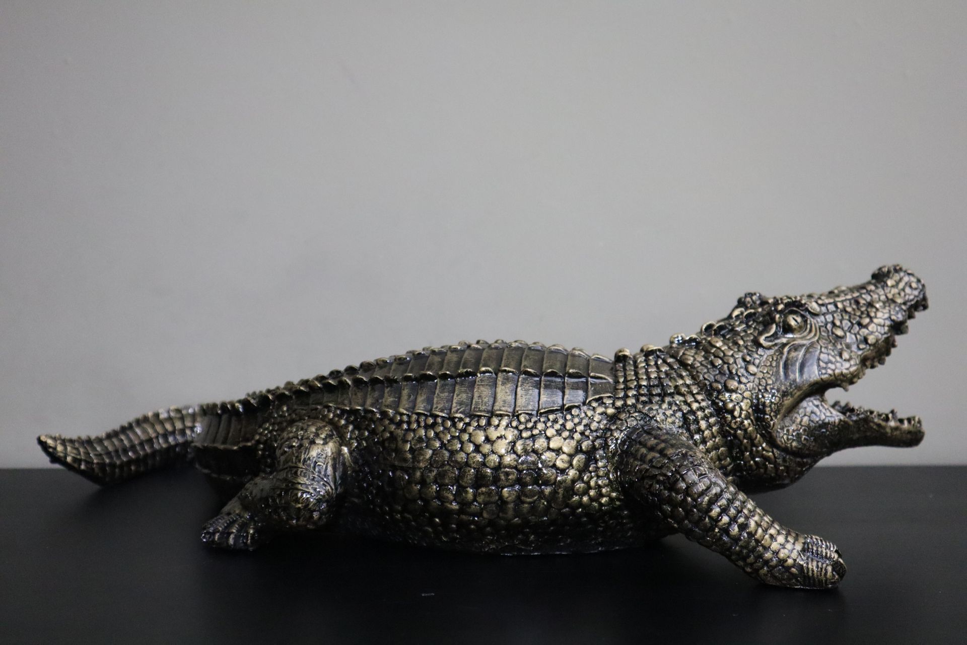 Gouden krokodil beeld 60 cm liggend dierenbeeld tuin en interieur