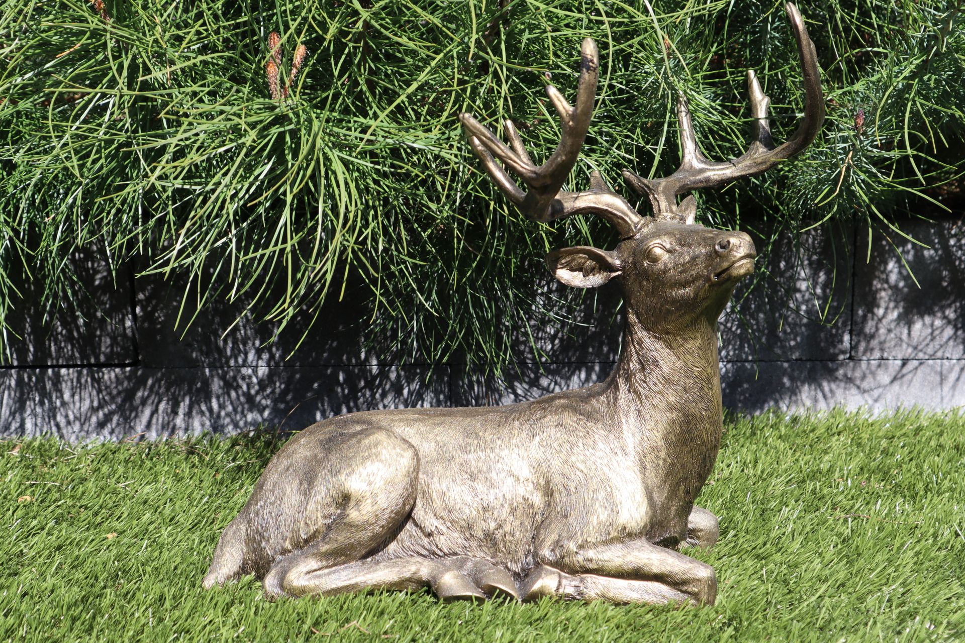 Liggend hert beeld goud 37 cm luxe dierenbeeld voor binnen en buiten