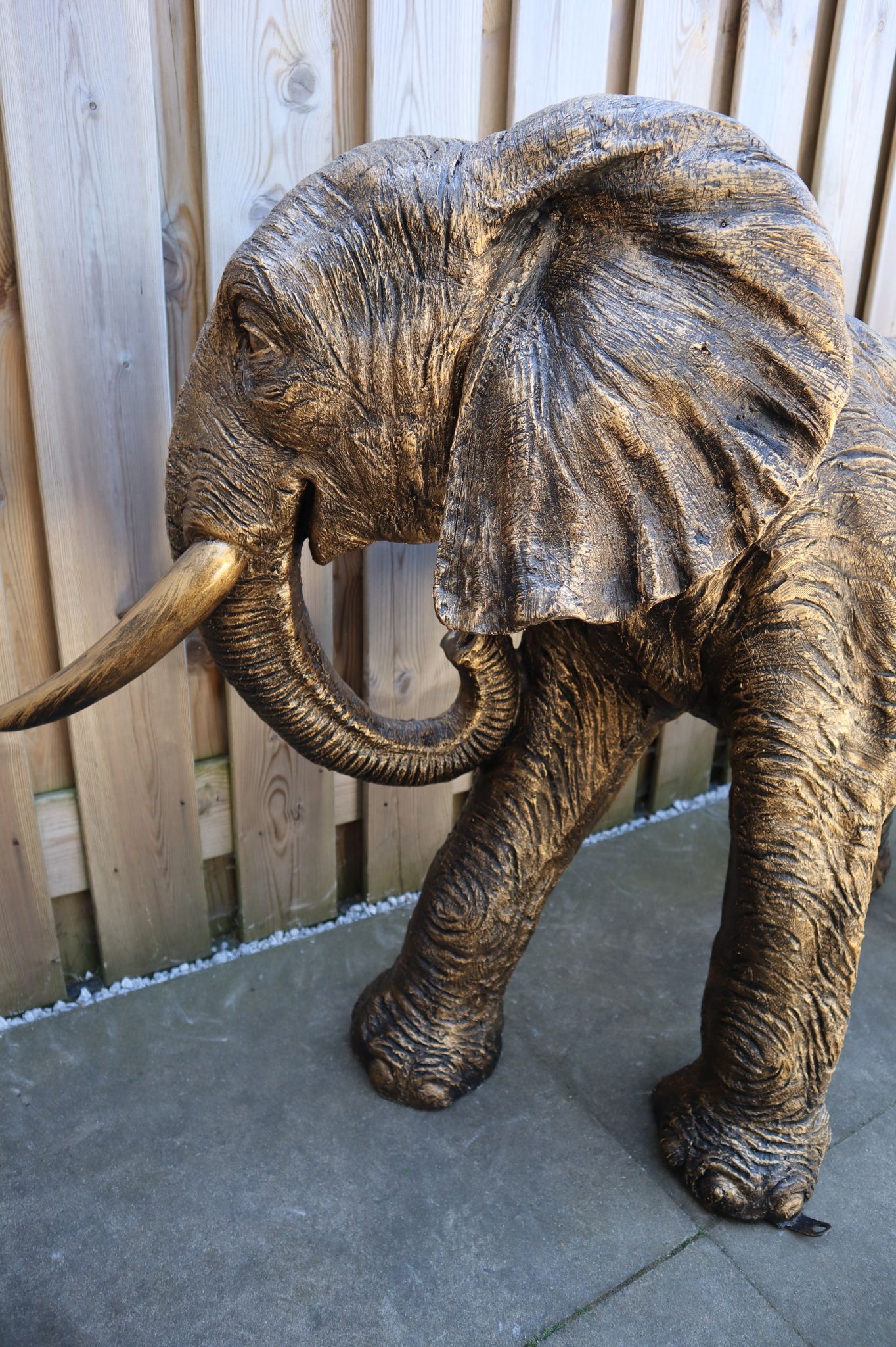 Grote olifant tuinbeeld goud 140 cm staand XL dierenbeeld eyecatcher