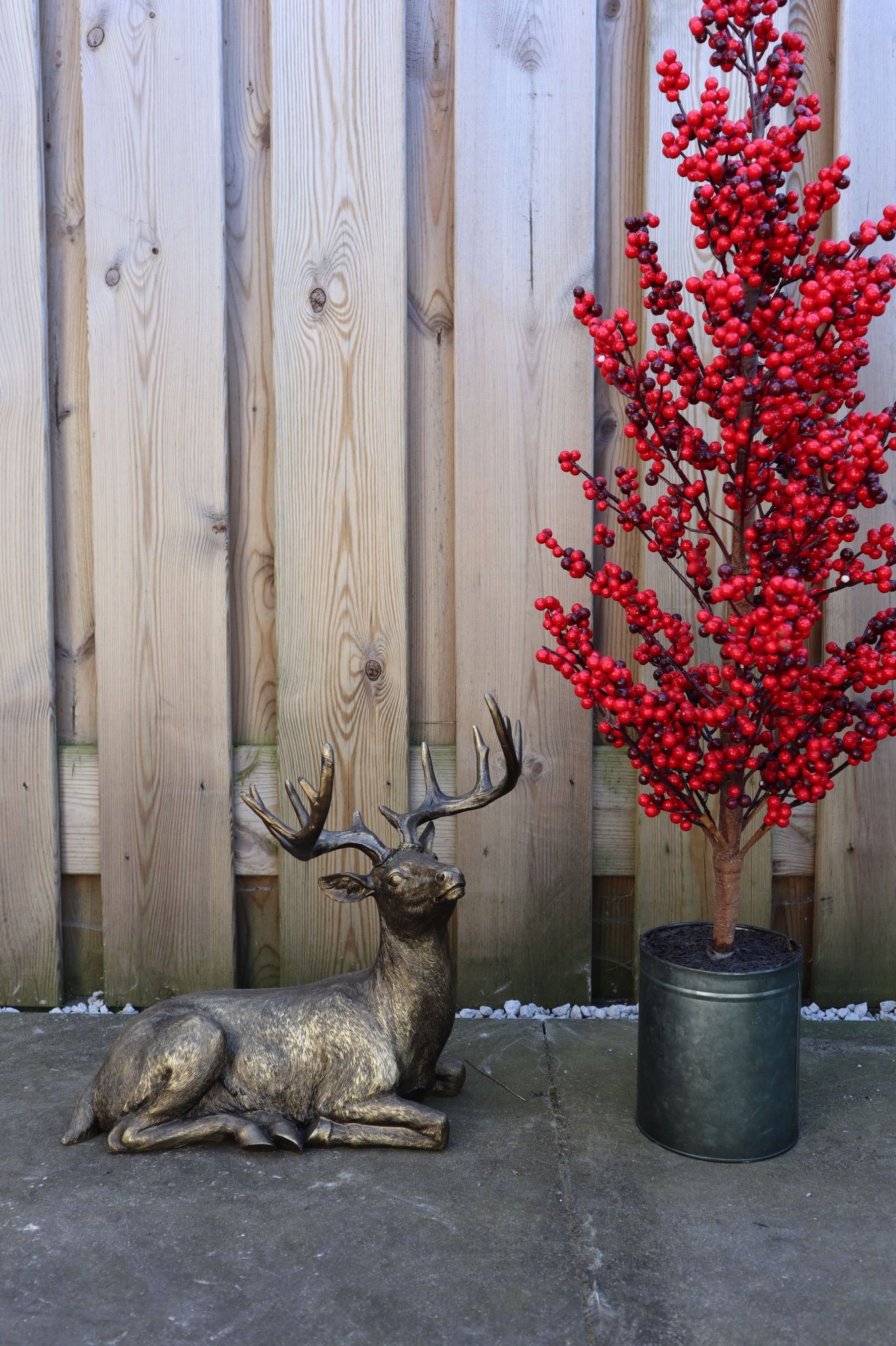 Hert dierenbeeld 37 cm goud liggend subtiele tuin decoratie