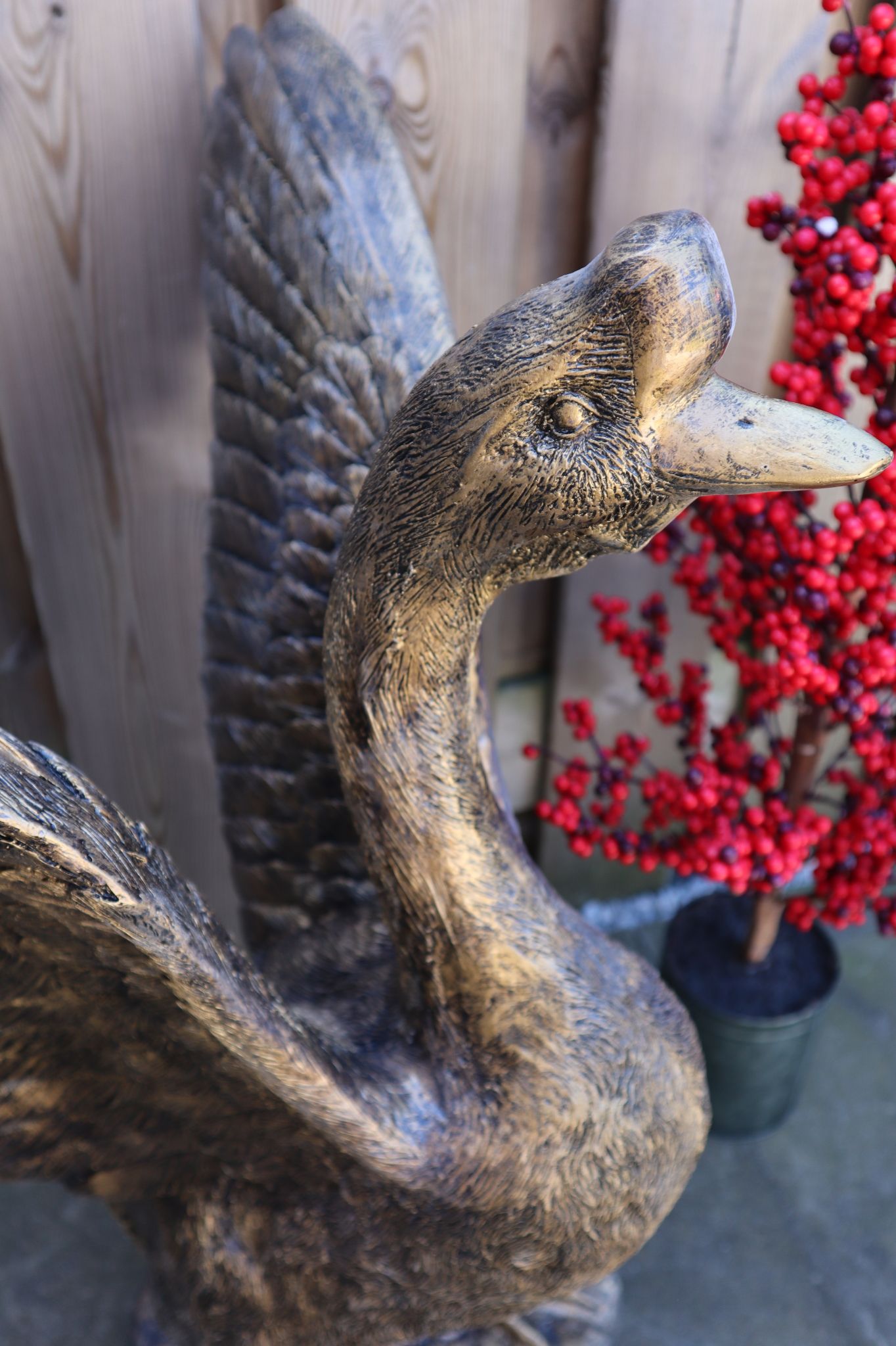 Gans dierenbeeld 78 cm goud staand realistisch tuinbeeld decoratie
