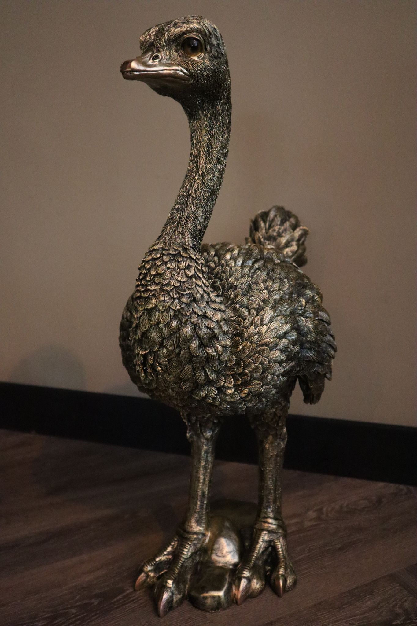 Gouden struisvogel beeld 67 cm staand vogelbeeld tuin en interieur