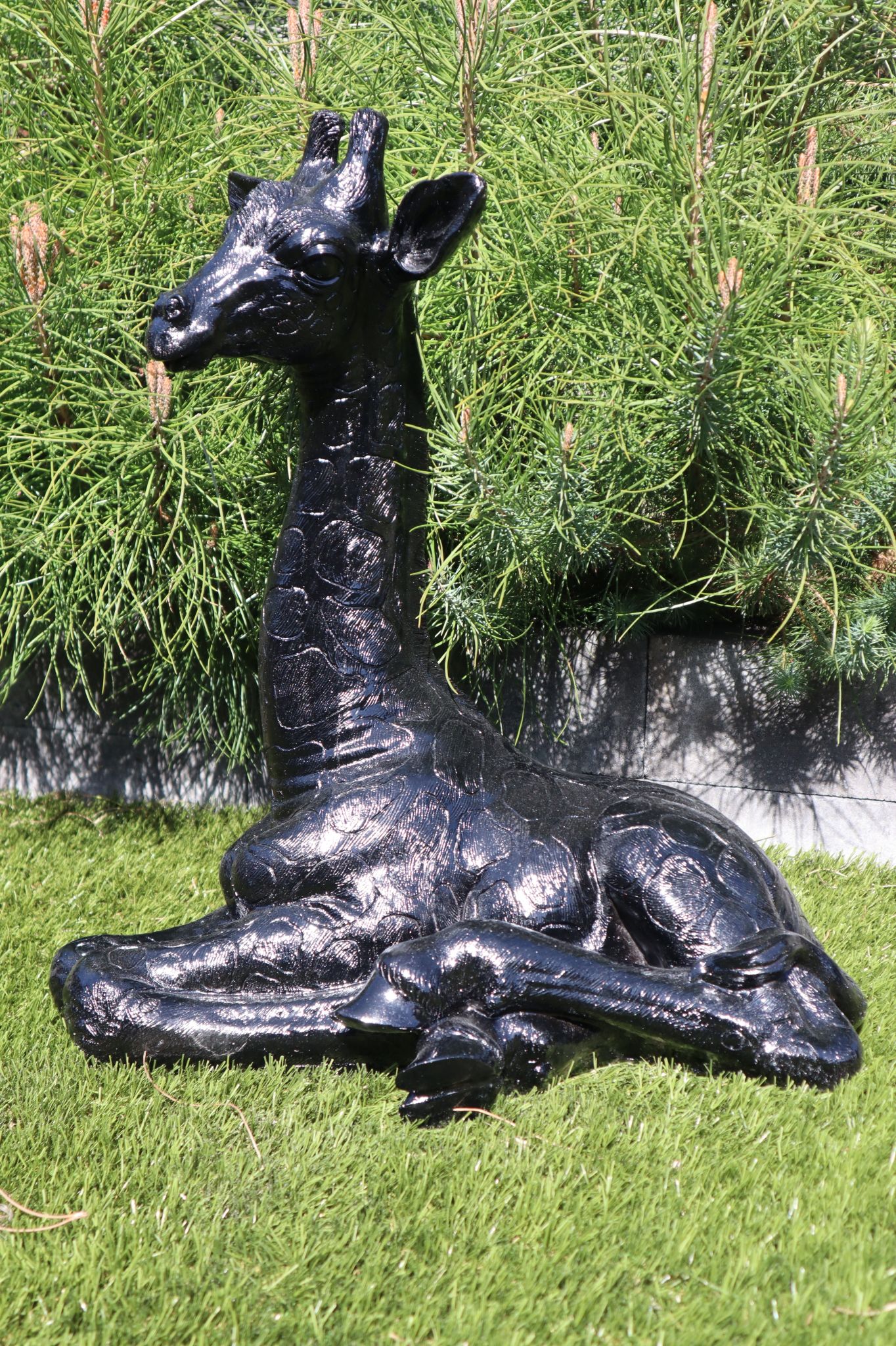 Giraffe beeld 57 cm zwart liggend eyecatcher tuinbeeld dierenbeeld