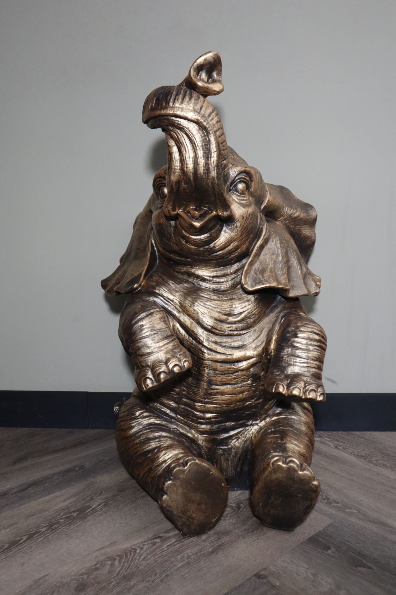 Olifant beeld XL goud zittend 86 cm tuinbeeld dierenbeeld luxe decoratie