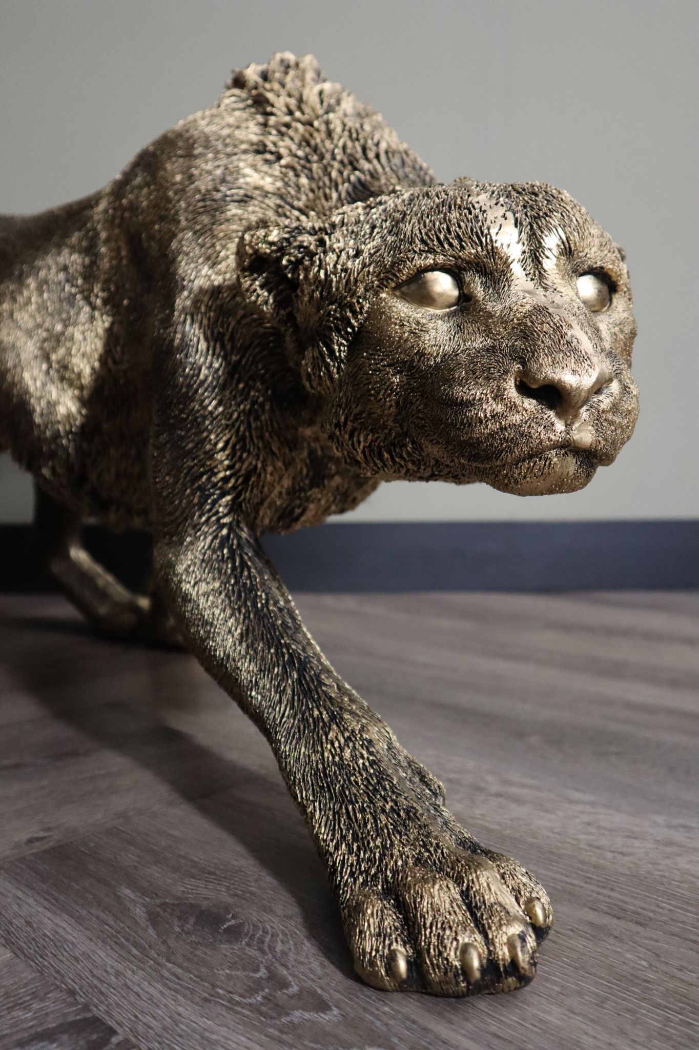 Cheeta dierenbeeld 125 cm goud sluipend realistisch tuinbeeld decoratie