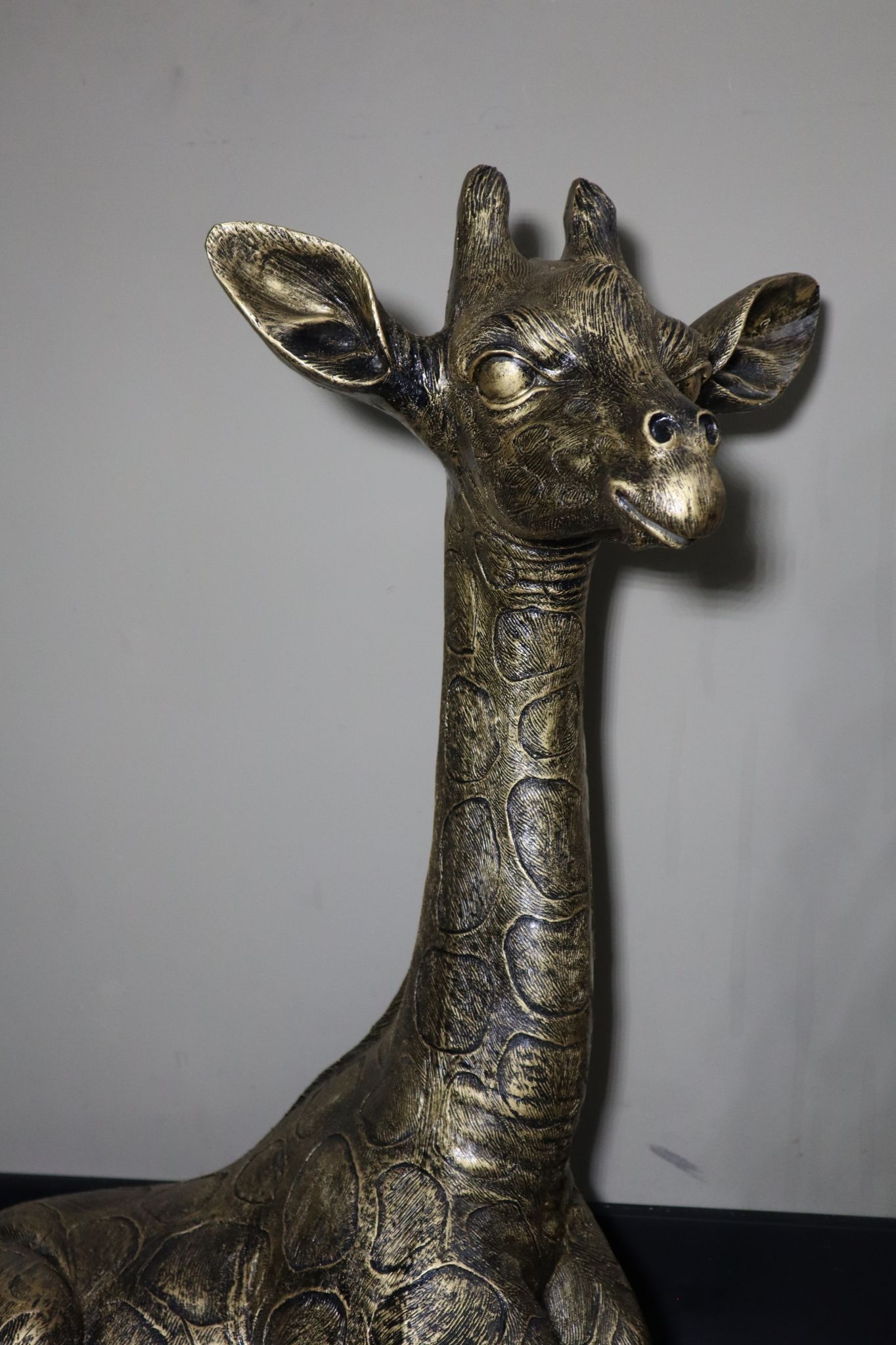 Gouden giraffe beeld 79 cm liggend XL dierenbeeld tuin en interieur