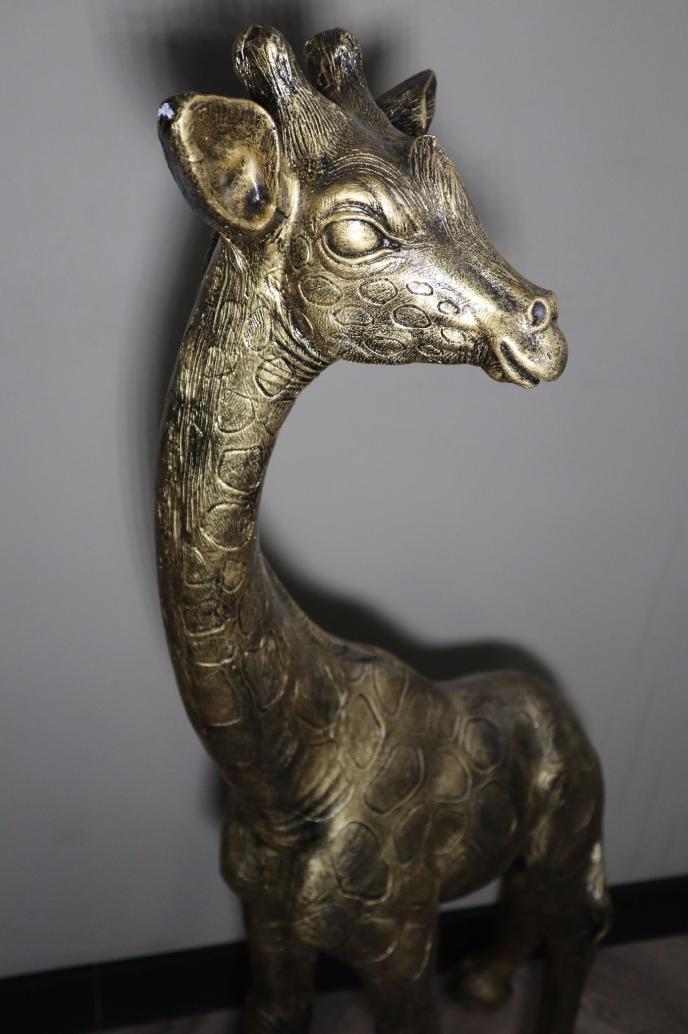 Giraffe beeld XL staand goud groot dierenbeeld tuinbeeld luxe decoratie eyecatcher