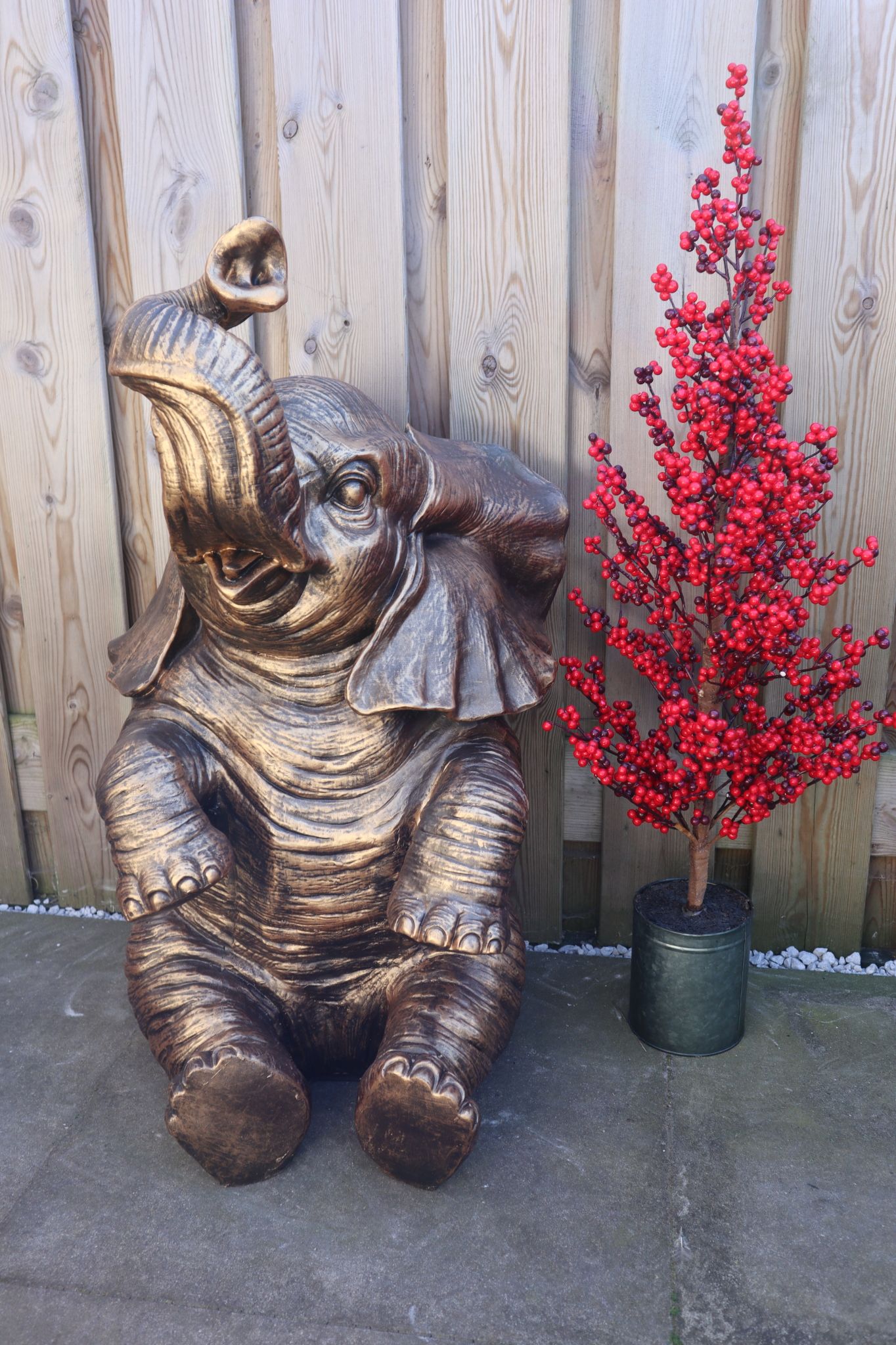 Olifant dierenbeeld 86 cm goud zittend realistisch tuinbeeld decoratie