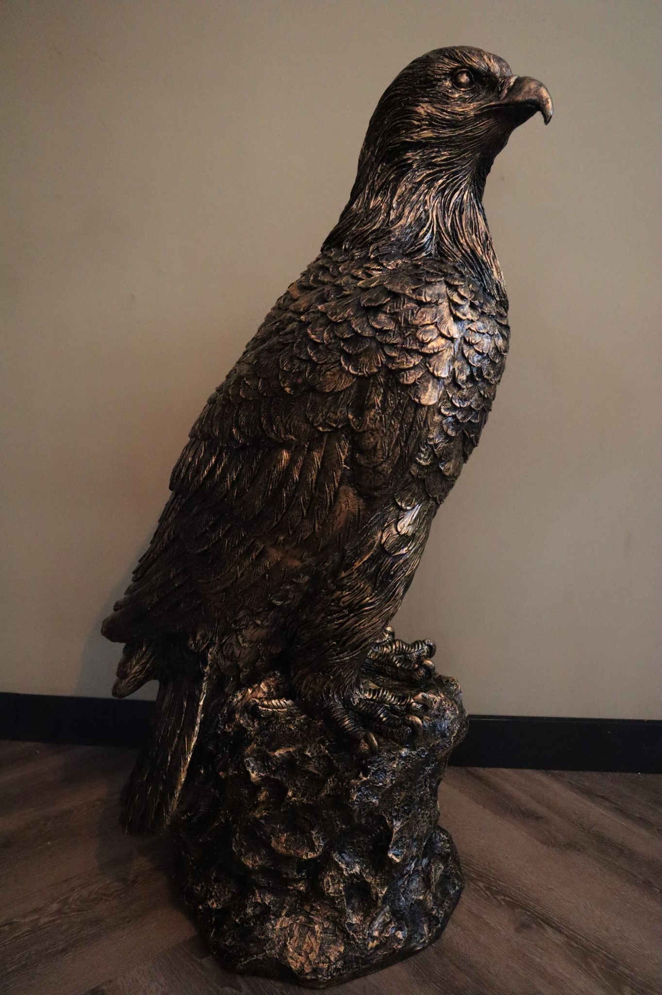 Gouden arend op stam 120 cm indrukwekkend vogelbeeld tuin en interieur