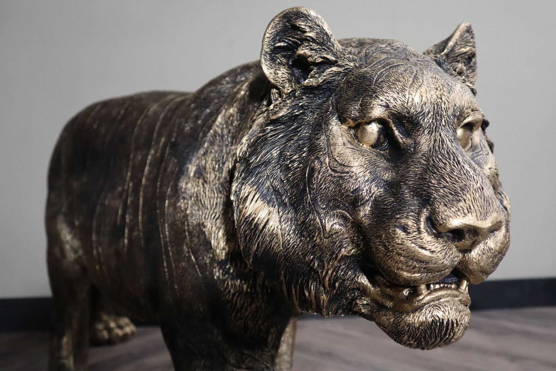 Grote tijger beeld 130 cm XL lopend realistisch dierenbeeld tuin en interieur