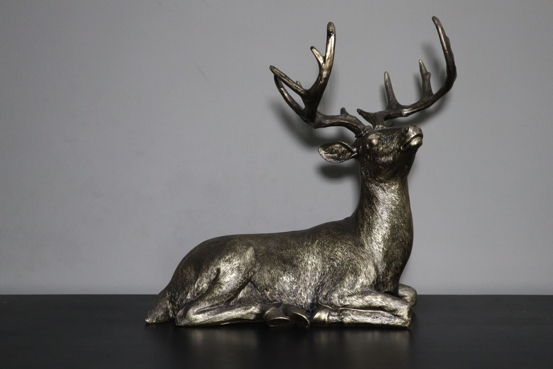 Hert beeld goud liggend 37 cm tuinbeeld dierenbeeld decoratie