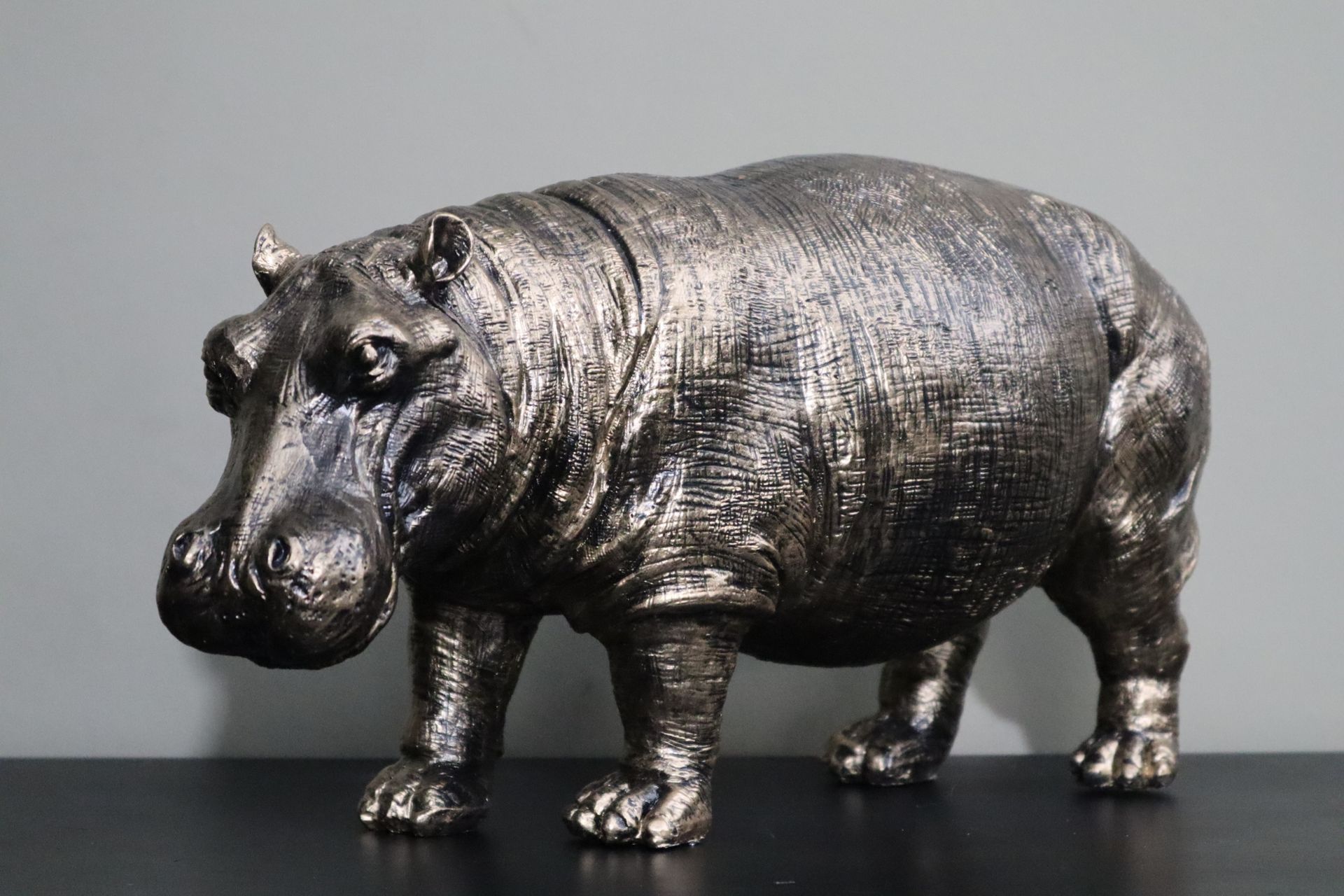 Nijlpaard beeld goud 45 cm staand tuinbeeld dierenbeeld decoratie