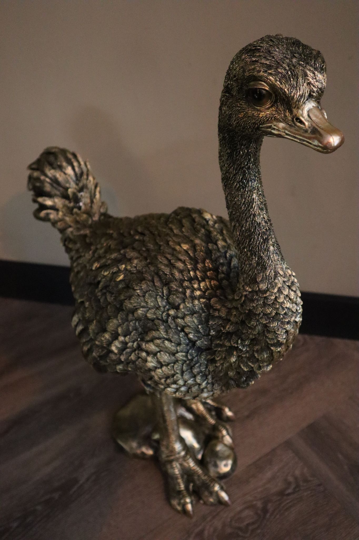 Staand struisvogel beeld goud 67 cm luxe vogelbeeld voor binnen en buiten