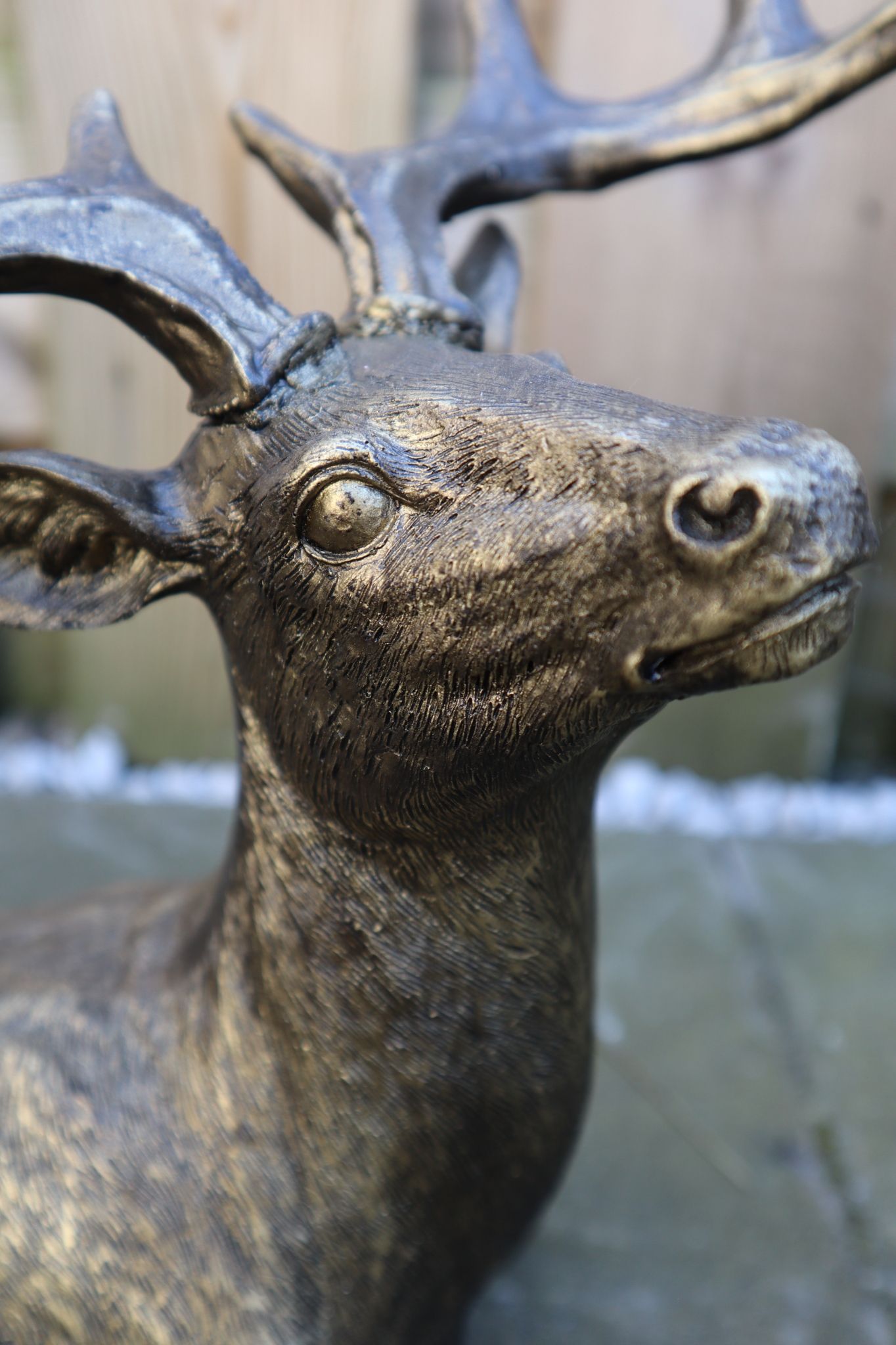 Hert beeld 37 cm goud realistisch liggend tuinbeeld dierenbeeld