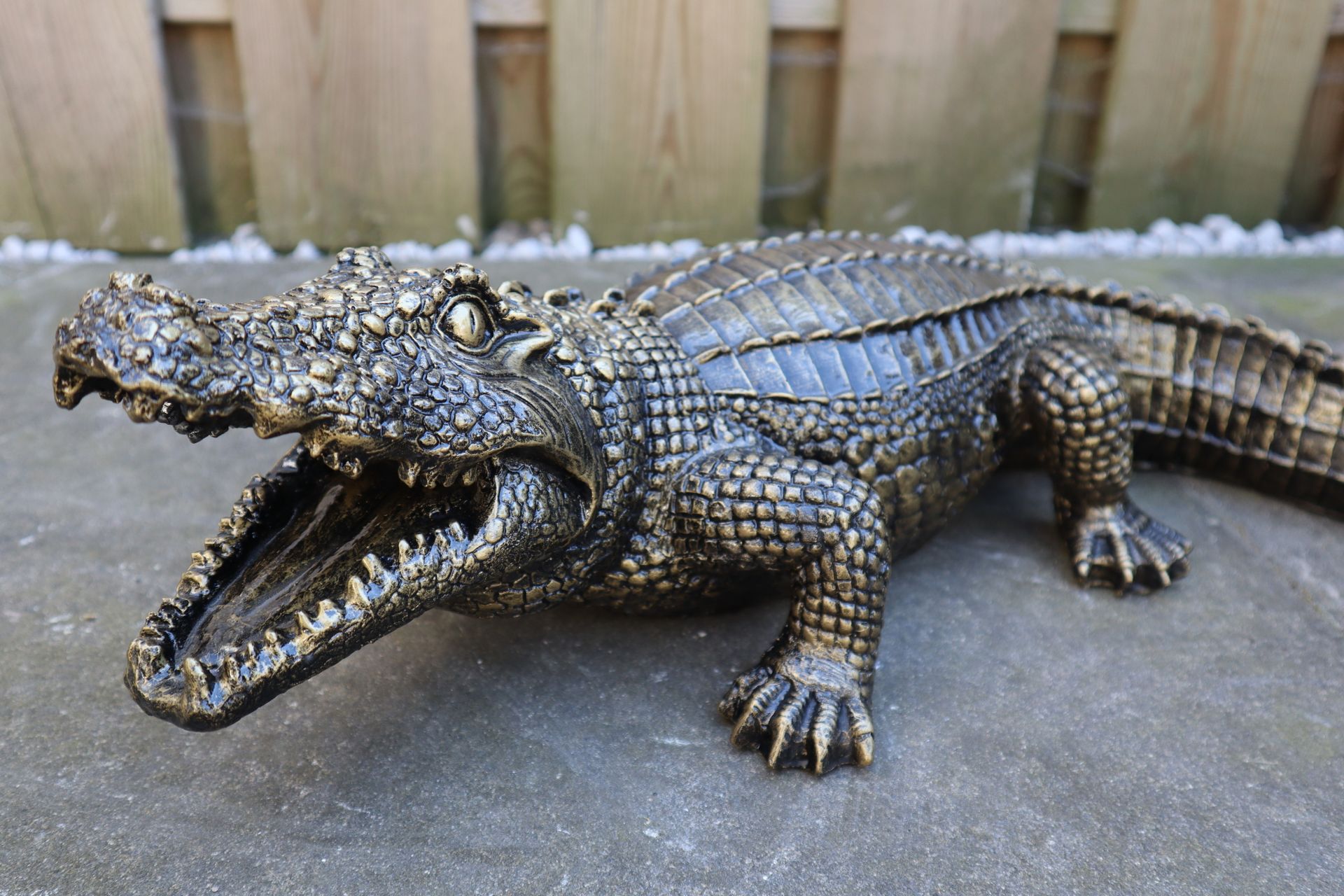 Krokodil beeld 60 cm goud liggend eyecatcher tuinbeeld dierenbeeld