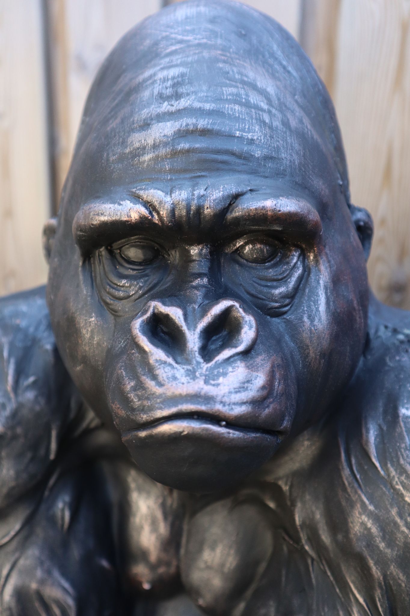 Gorilla beeld brons 58 cm luxe dierenbeeld voor tuin en interieur