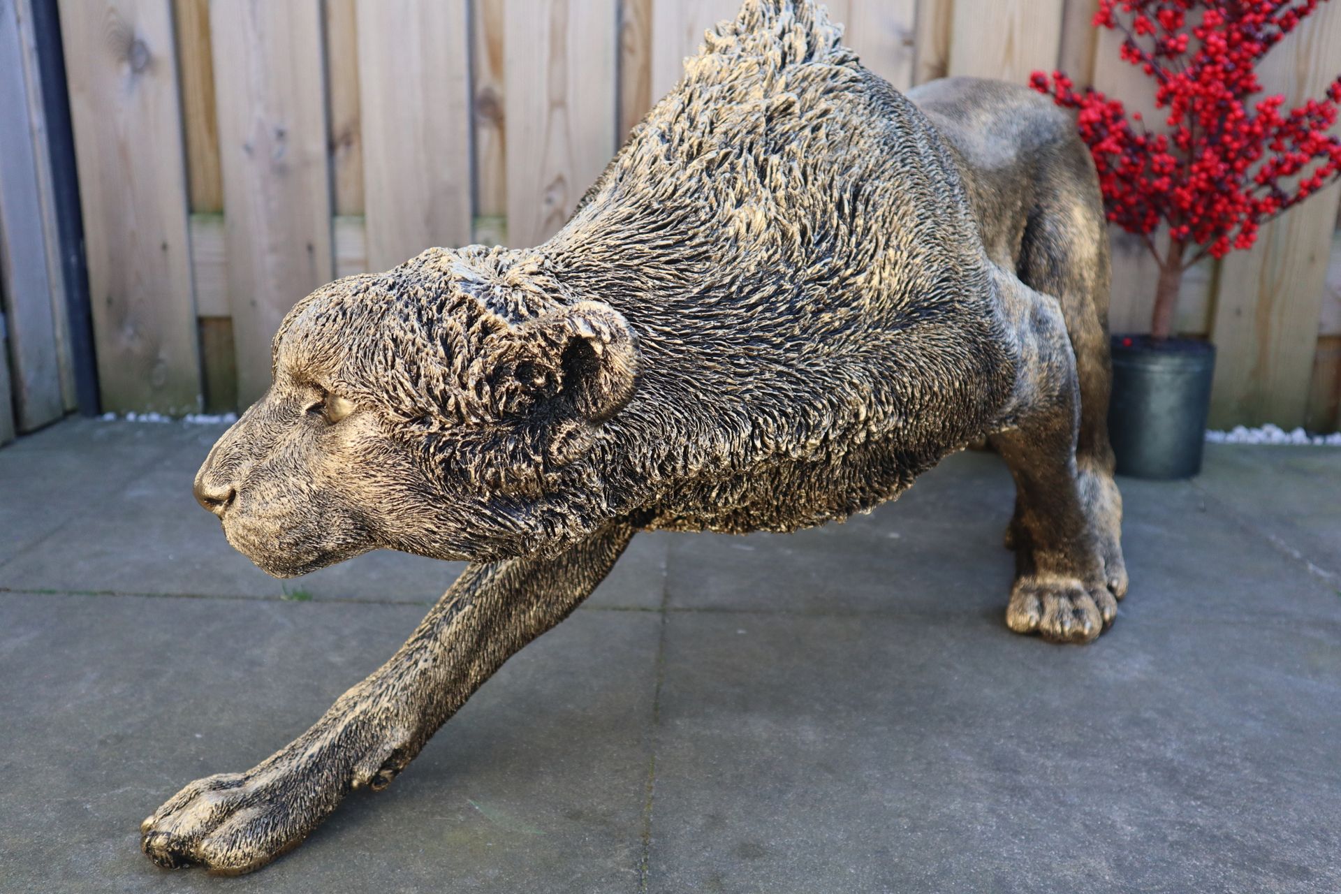 Sluipend cheeta beeld goud 125 cm luxe dierenbeeld voor binnen en buiten