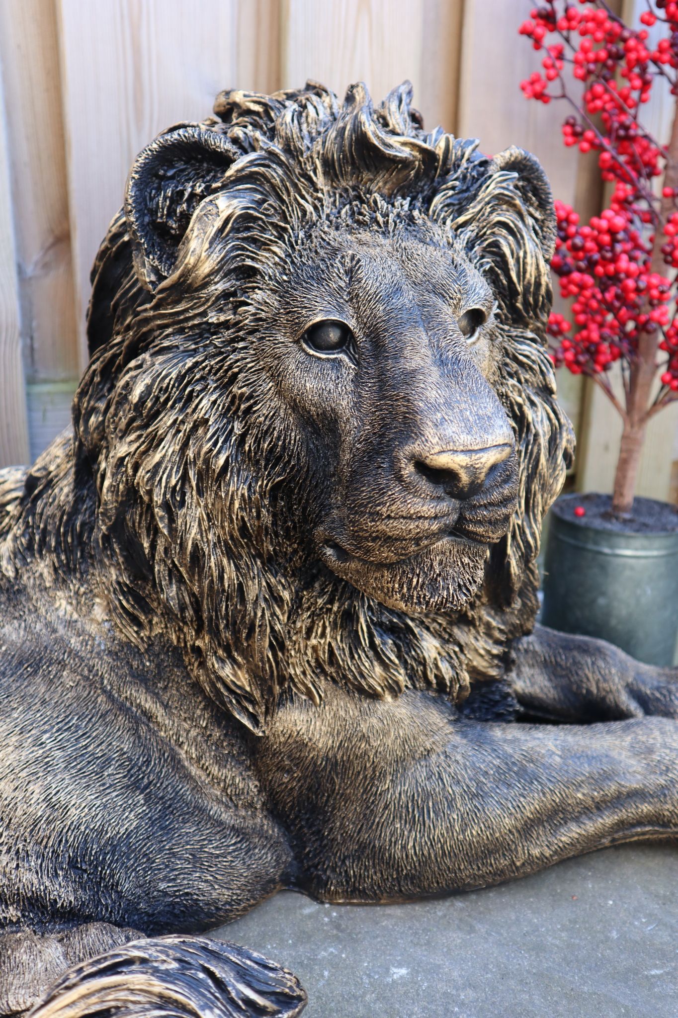 Leeuw beeld 93 cm goud liggend eyecatcher tuinbeeld dierenbeeld