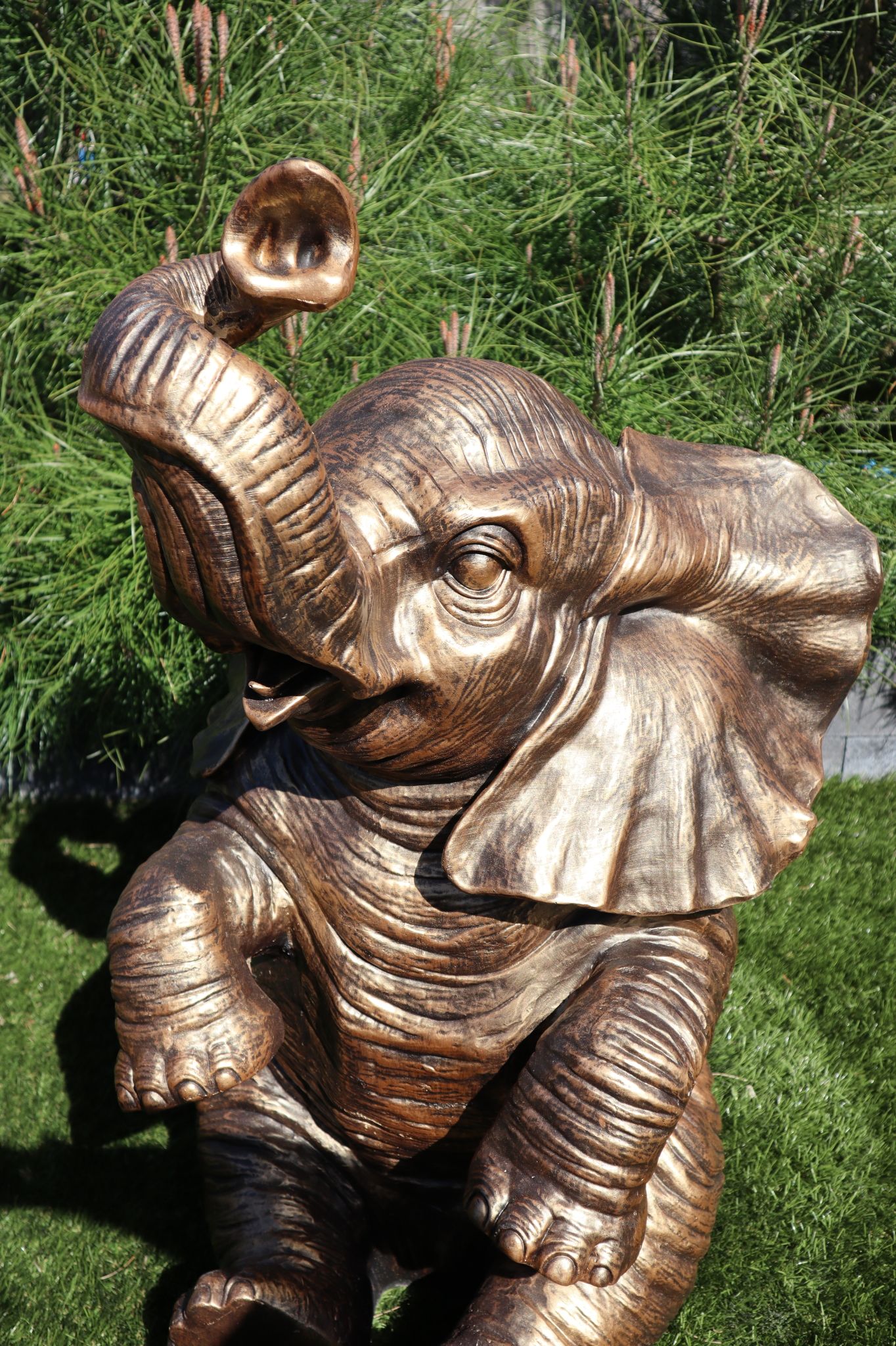 Groot olifant beeld goud 86 cm zittend exclusief dierenbeeld voor tuin en interieur