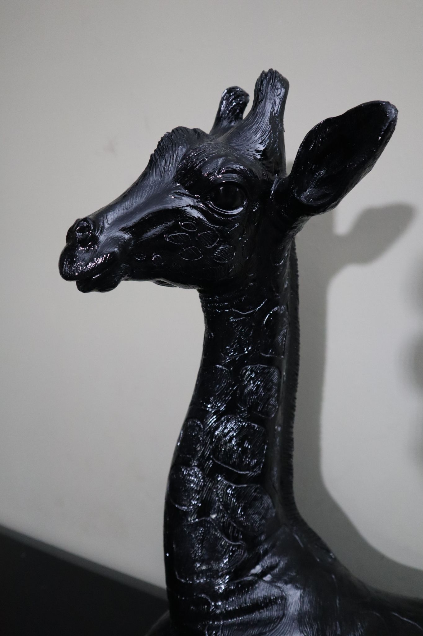 Zwarte giraffe beeld 57 cm liggend dierenbeeld voor tuin en interieur